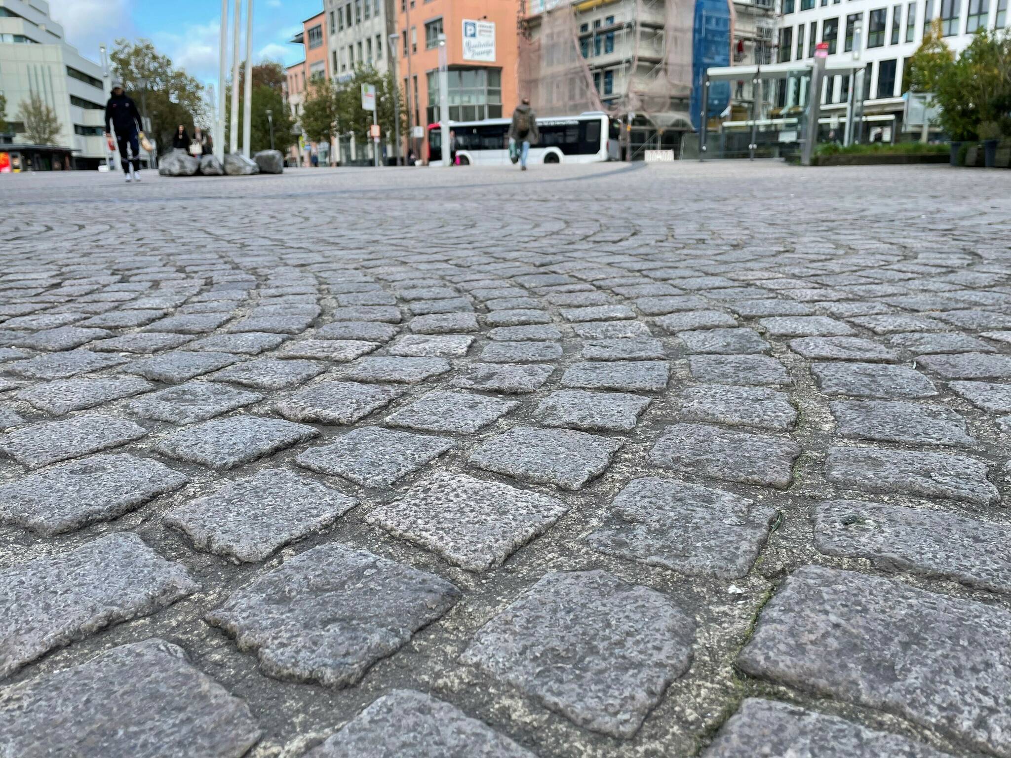 Der Gang übers Kopfsteinpflaster ist für gehbehinderte Menschen beschwerlich.  