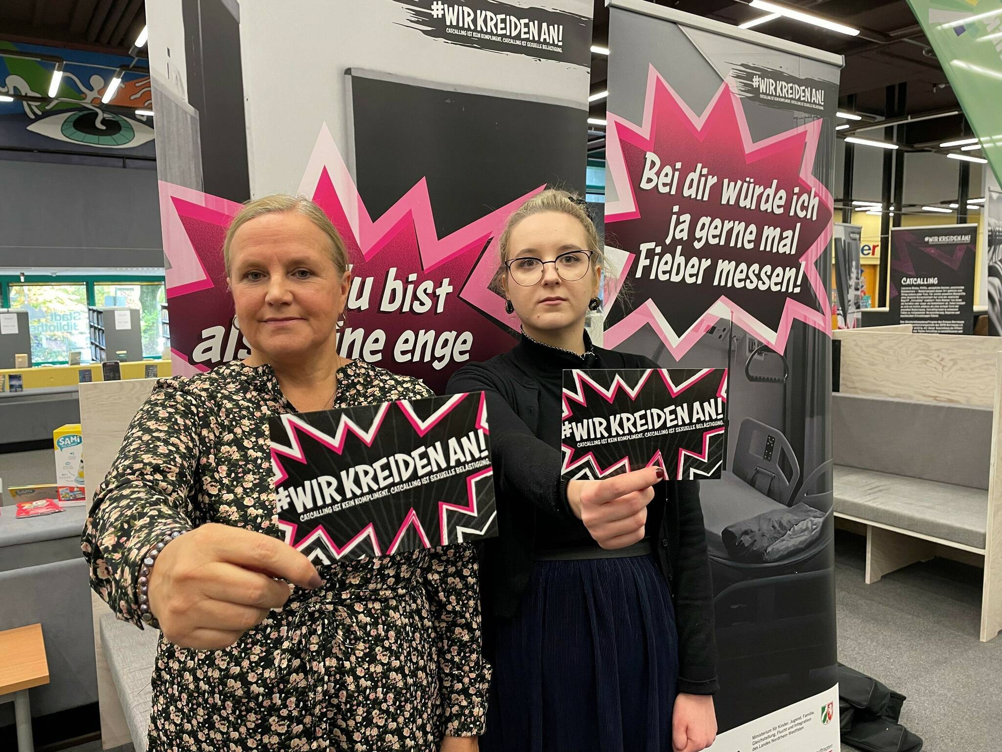  Claudia Sciannimanica, SKFM-Frauenberatung, und Praktikantin Laura Reizer haben die Ausstellung „#Wir kreiden an!“ in der Stadtbibliothek aufgebaut. 