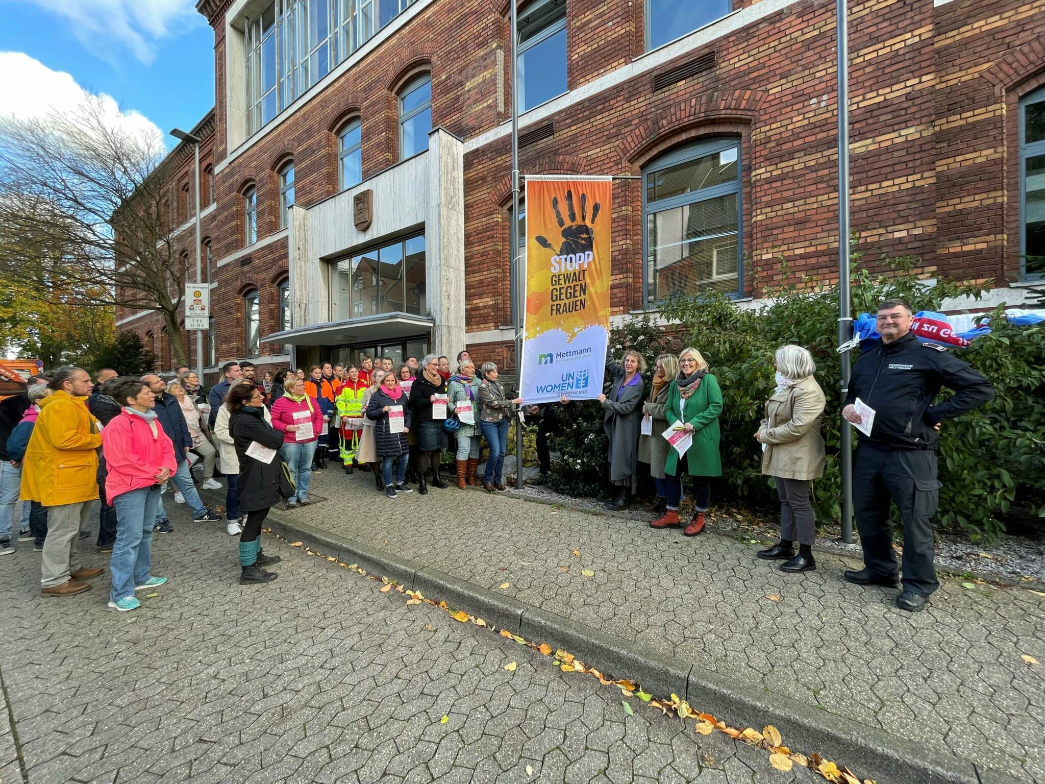  Die Stadt hat zusammen mit dem SKFM vor dem Rathaus zum „Internationalen Tag zur Beseitigung von Gewalt gegen Frauen“ ein deutliches Zeichen gesetzt. 