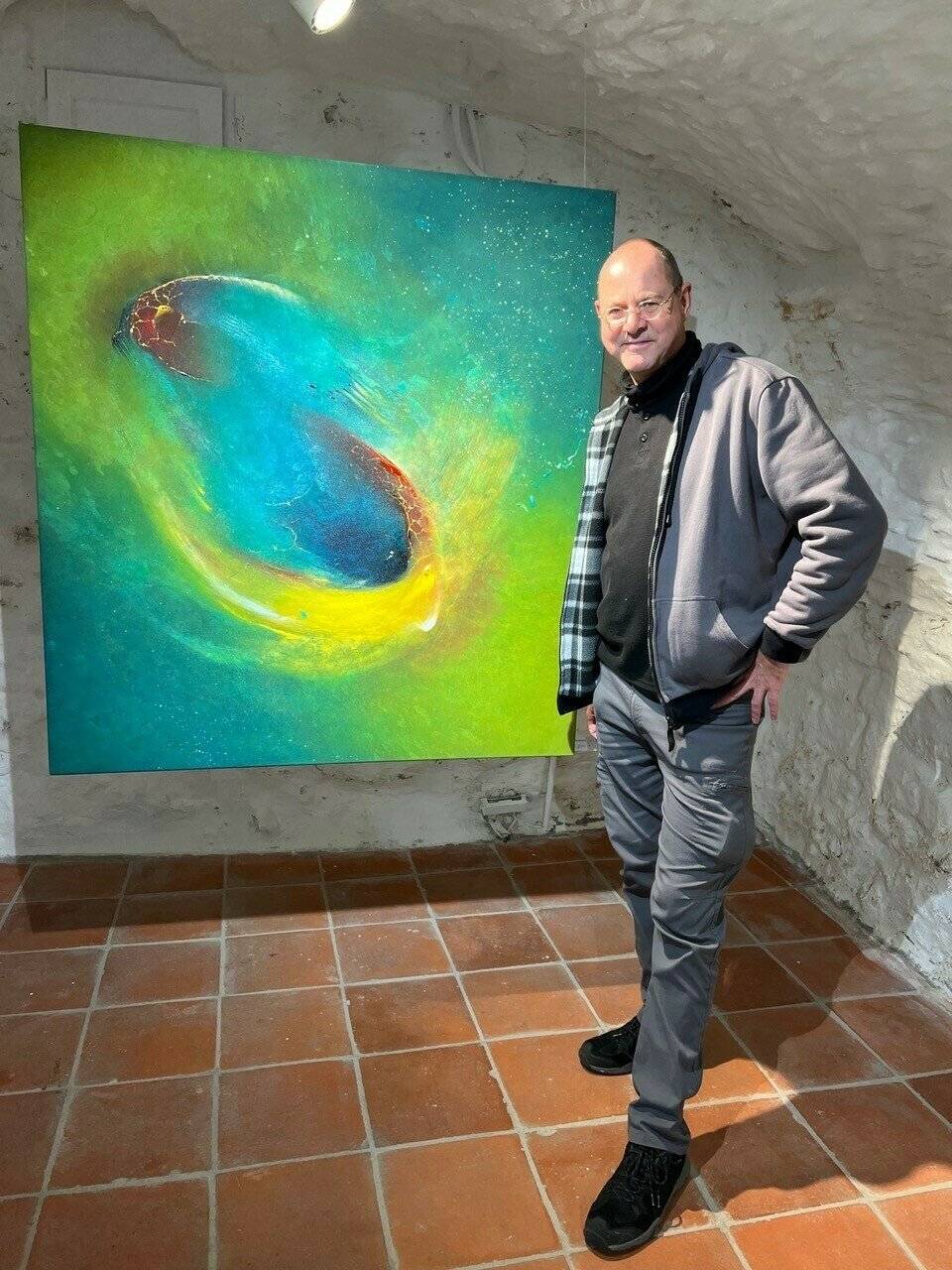 Hinrich Schüler vor einem seiner Werke.