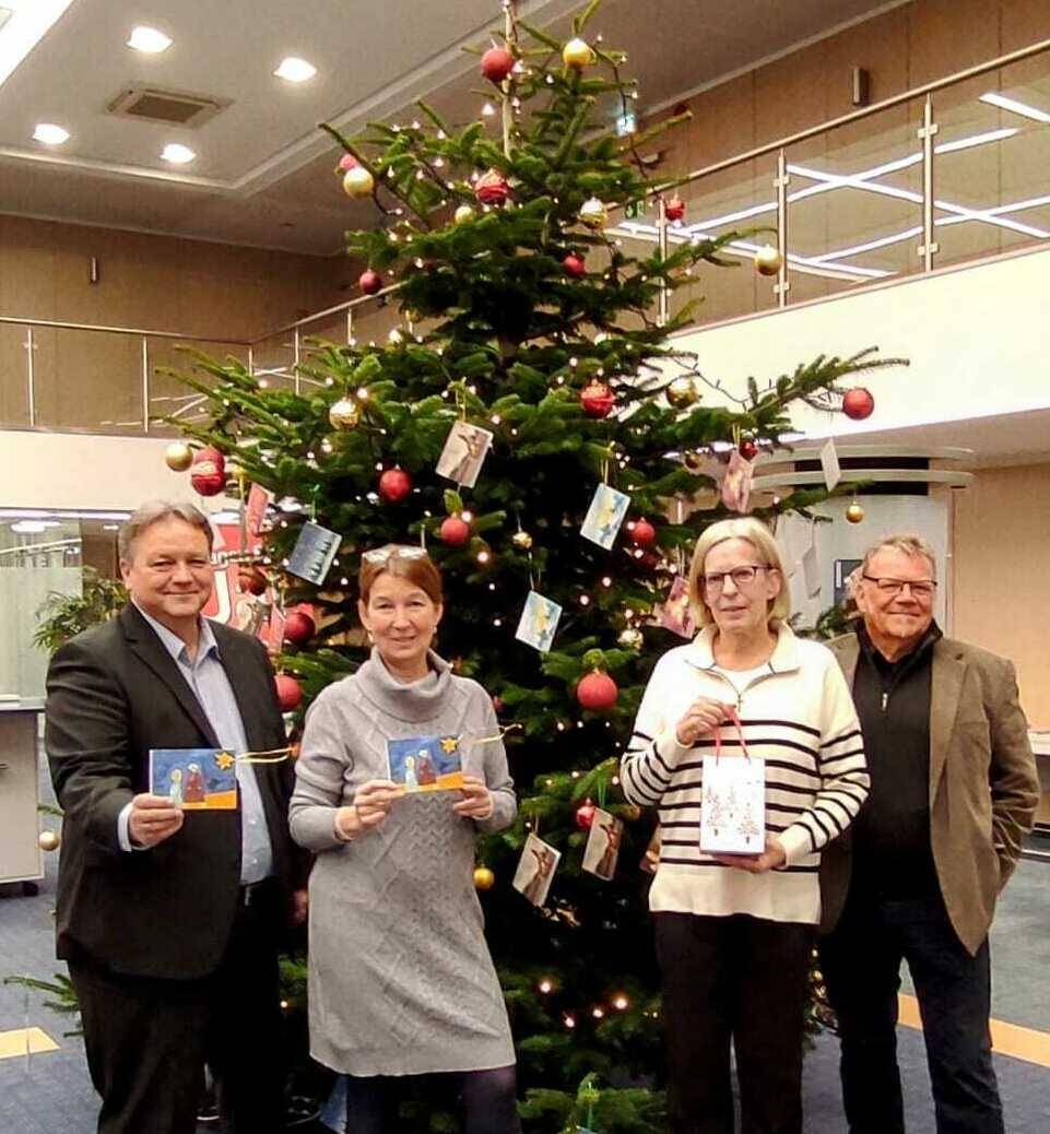 Eine langjährige Tradition: der Weihnachts-Wunschbaum von Kreissparkasse und Caritas (hier ein Foto aus dem letzten Jahr).   