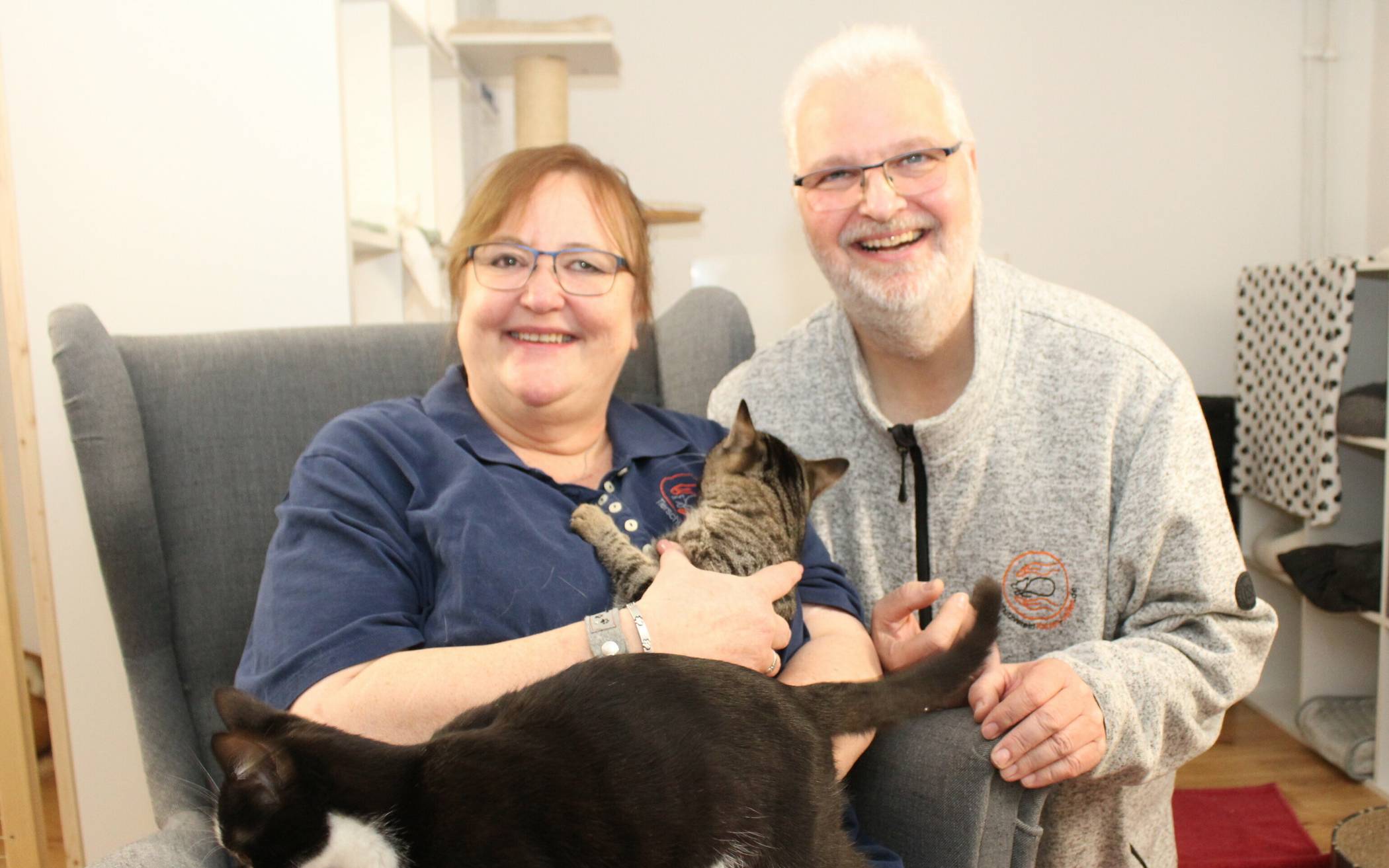 Barbara und Tim Lautenbach haben vor rund fünf Jahren den Tierschutzverein „Katzen helfen“ gegründet. Sie kümmern sich im Rahmen ihrer Möglichkeiten um Fundkatzen. 