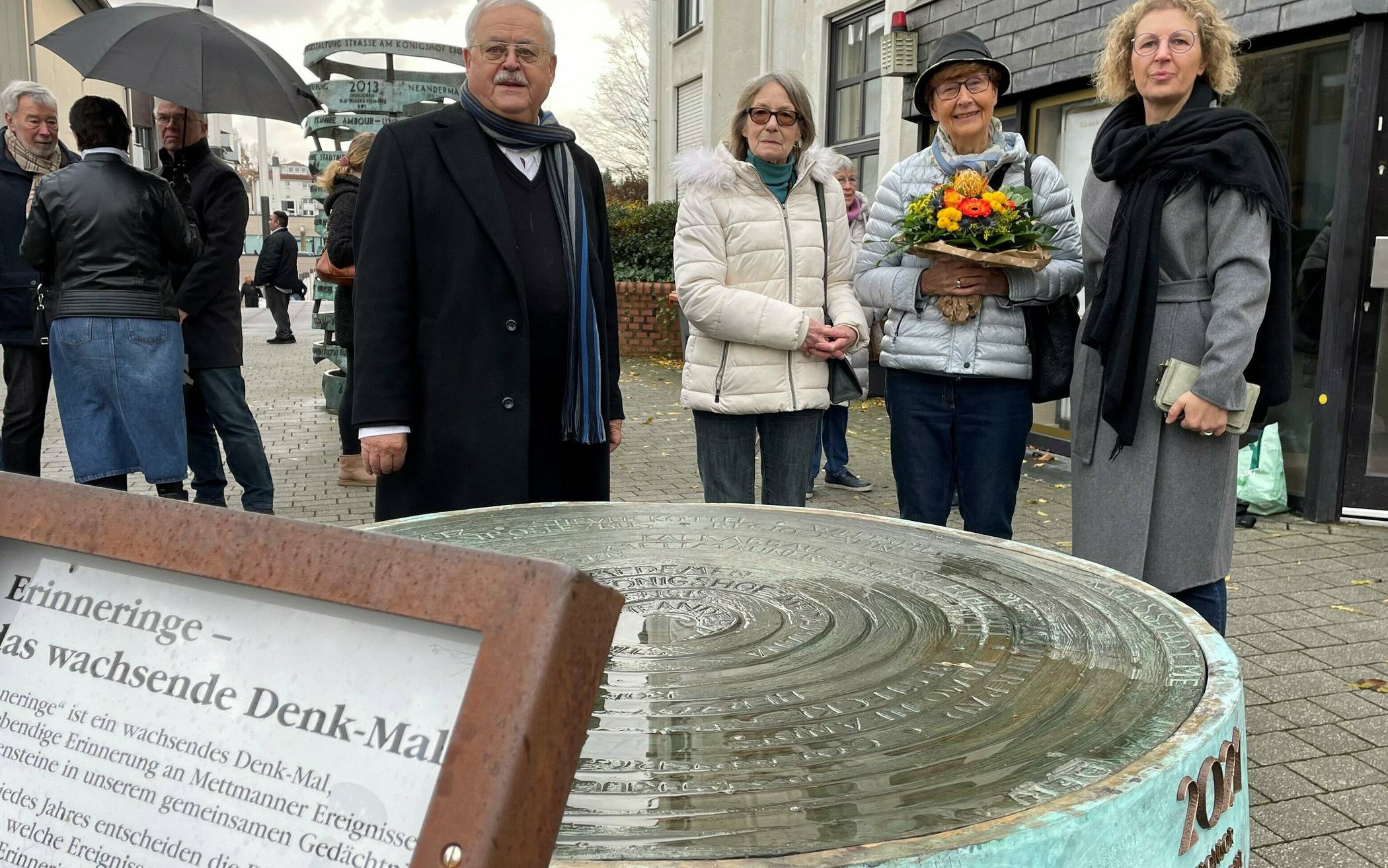  Professor Dr. Bernd Günter, die Künstlerin Elke Tenderich-Veit, Sponsorin Eva Luise Dill und Bürgermeister Sandra Pietschmann vor dem neuen Erinnering 2021. 