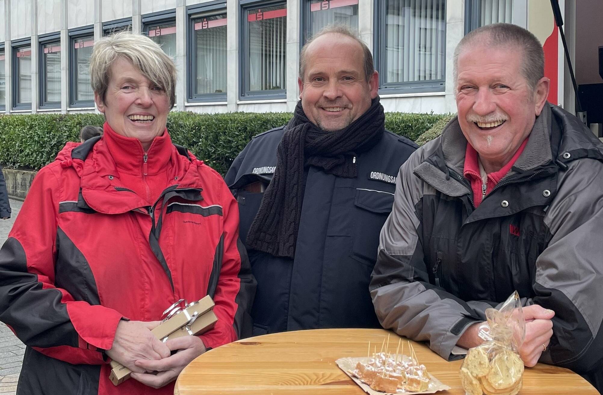  Angelika und Peter Baczkowski mit Marktmeister Markus Heisig.   