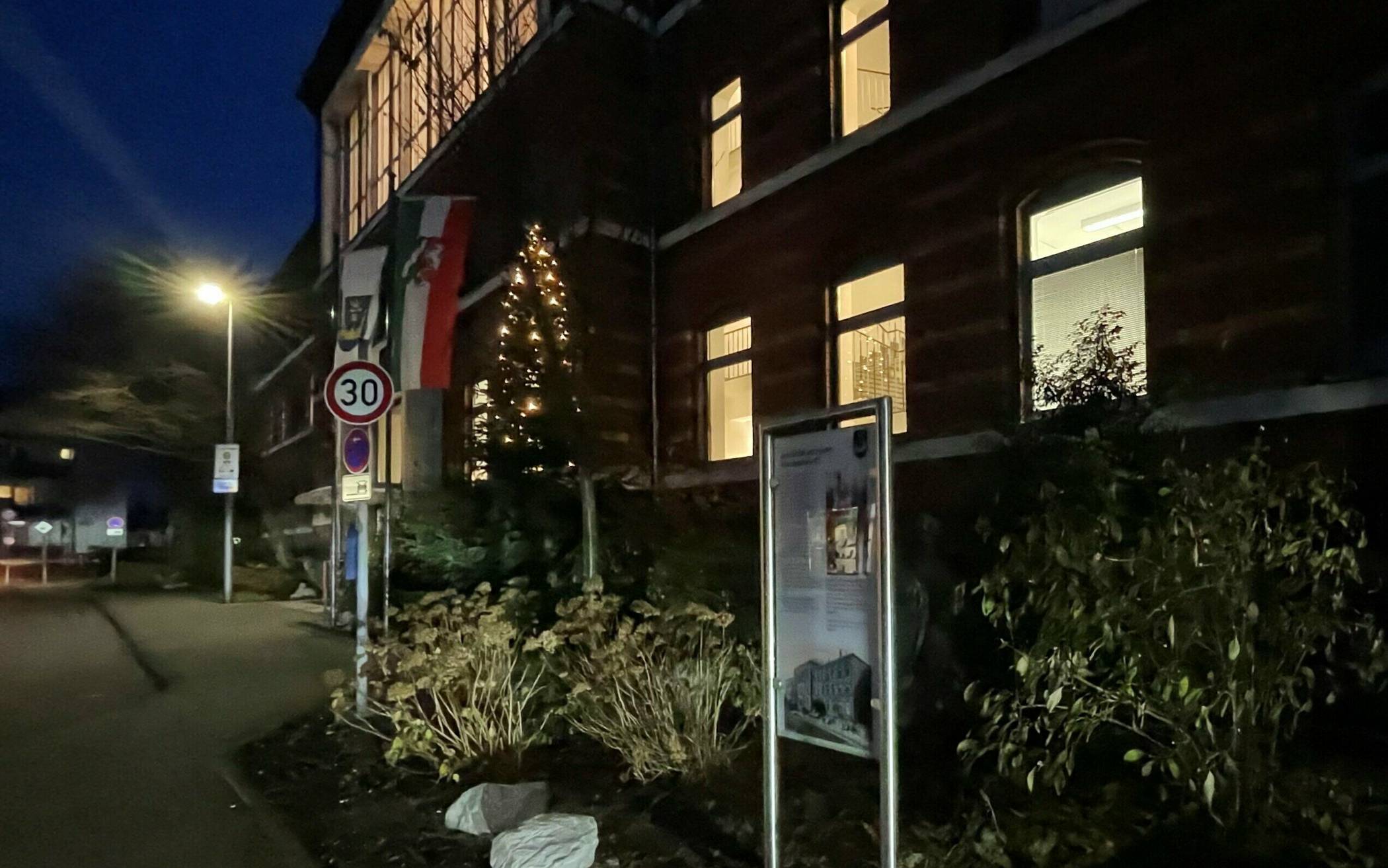 Das Rathaus mit Tannenbaum. 