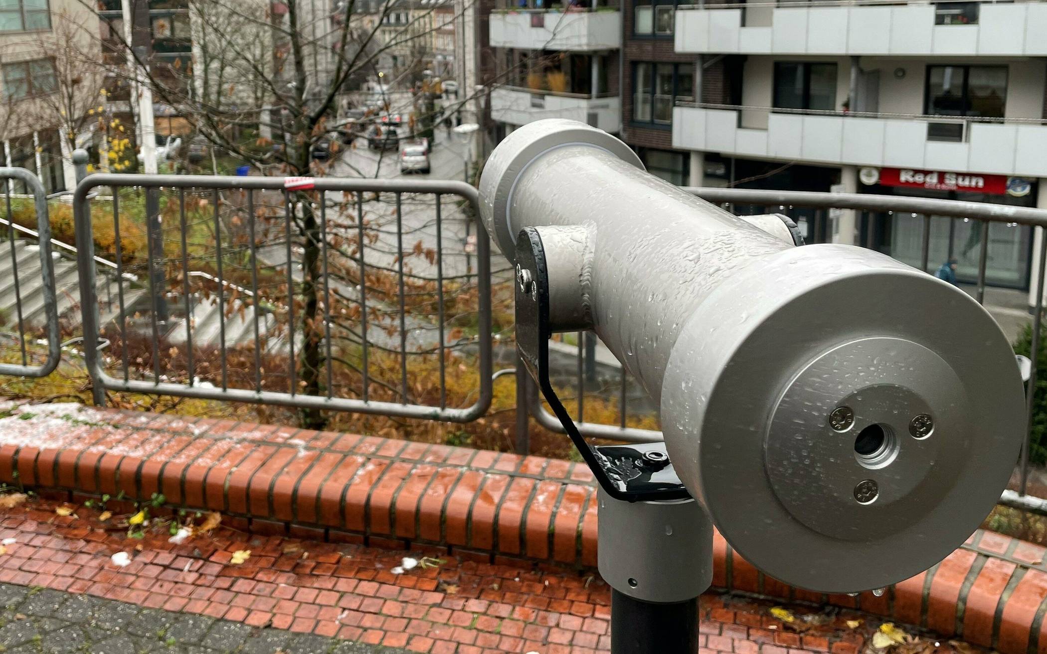Das optische Spielgerät Oktoskop steht oberhalb der Straße  Am Königshof. 
