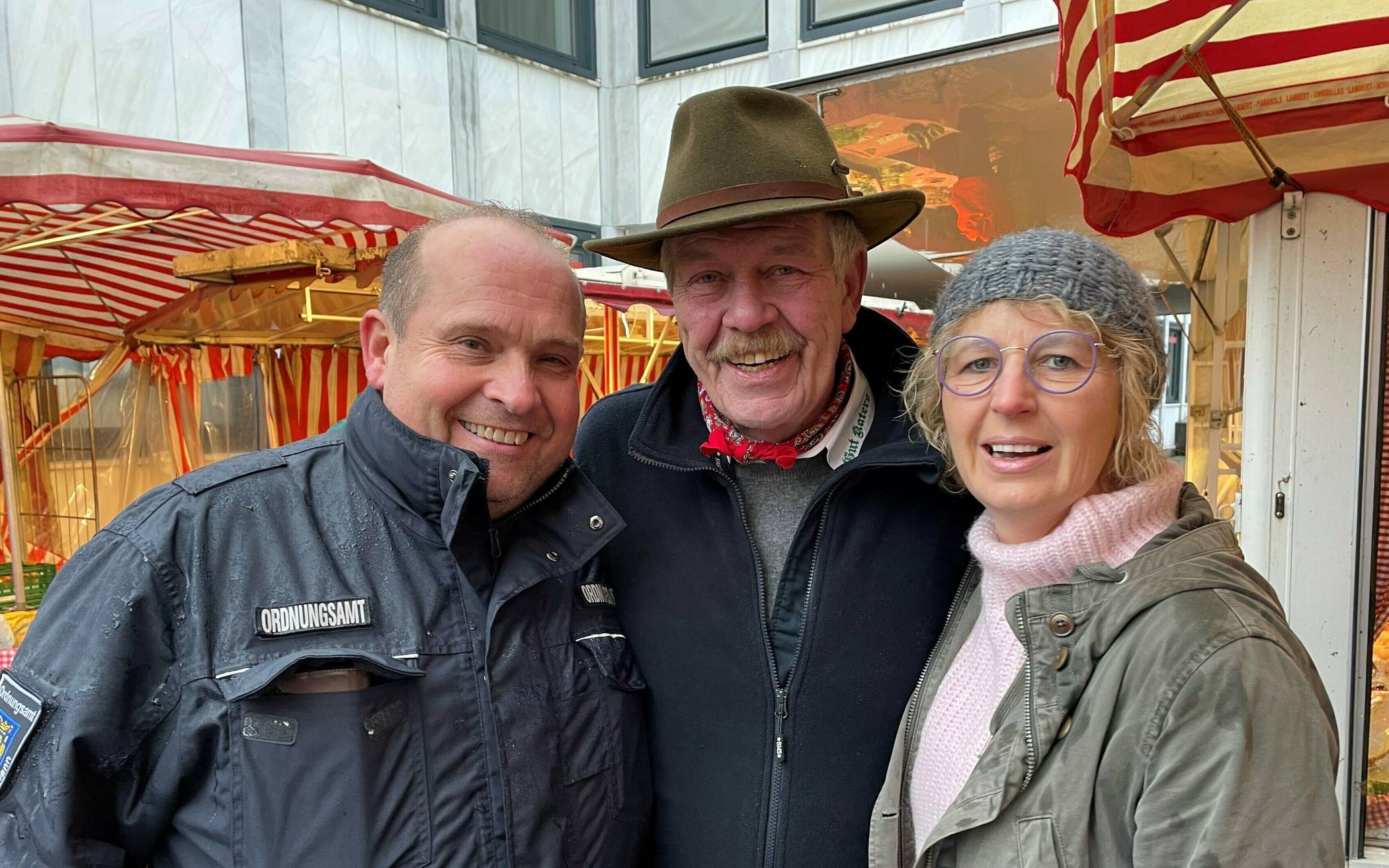  Bürgermeisterin Sandra Pietschmann und Marktmeister Markus Heisig mit Rolf Beckershoff. 