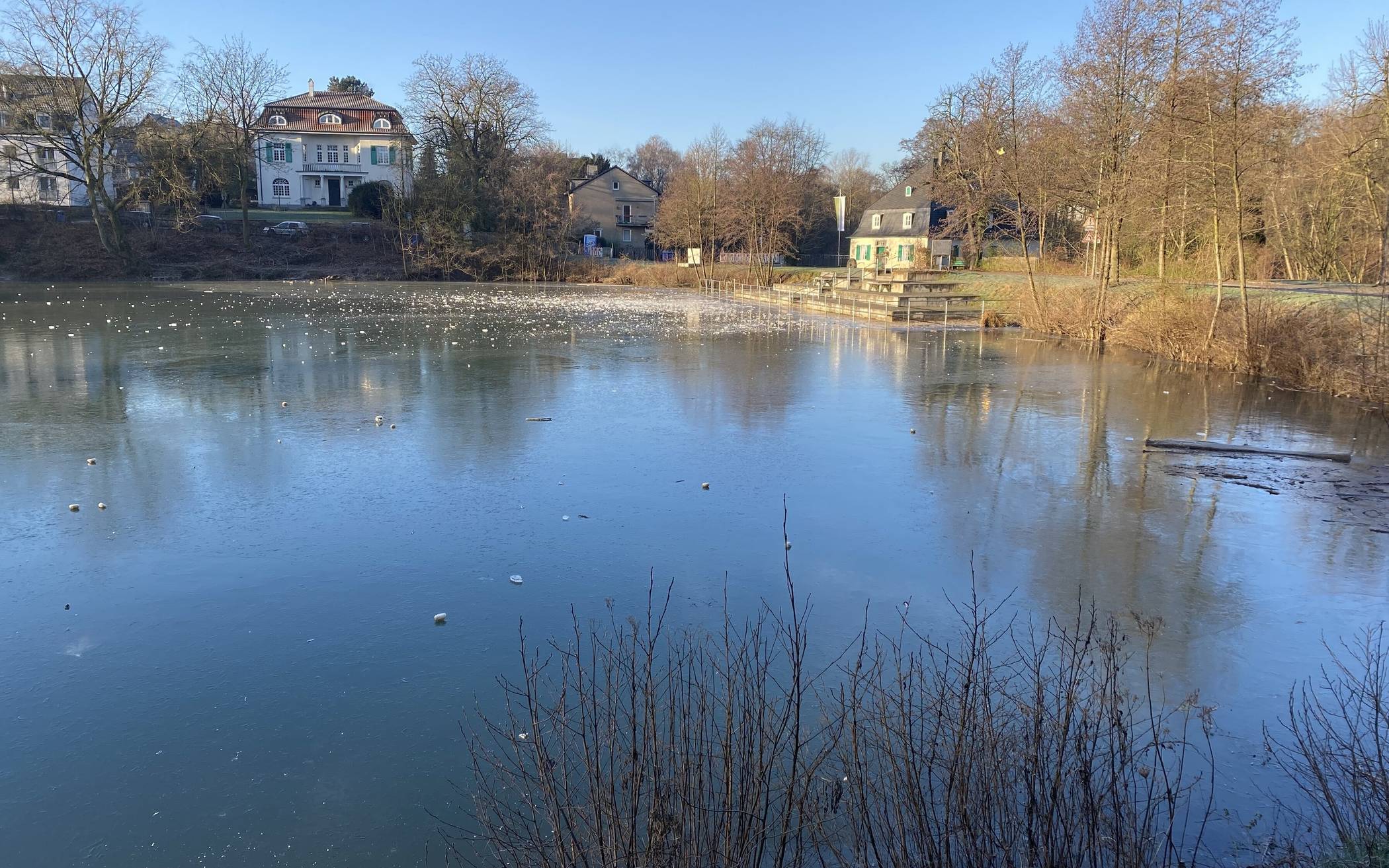 Wer den zugefrorenen Goldberger Teich betritt, begibt sich in Lebensgefahr. 