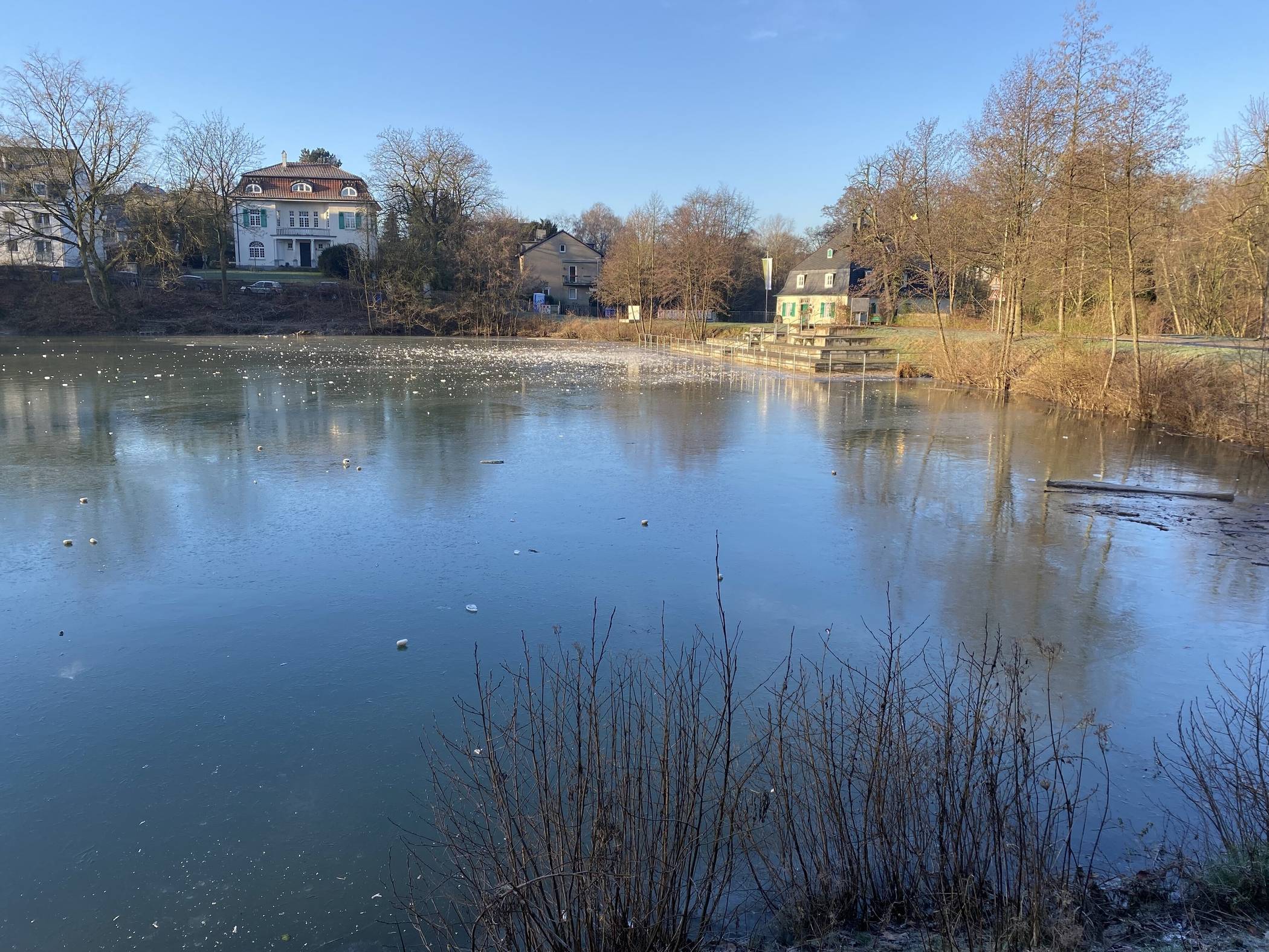 Wer den zugefrorenen Goldberger Teich betritt, begibt sich in Lebensgefahr. 