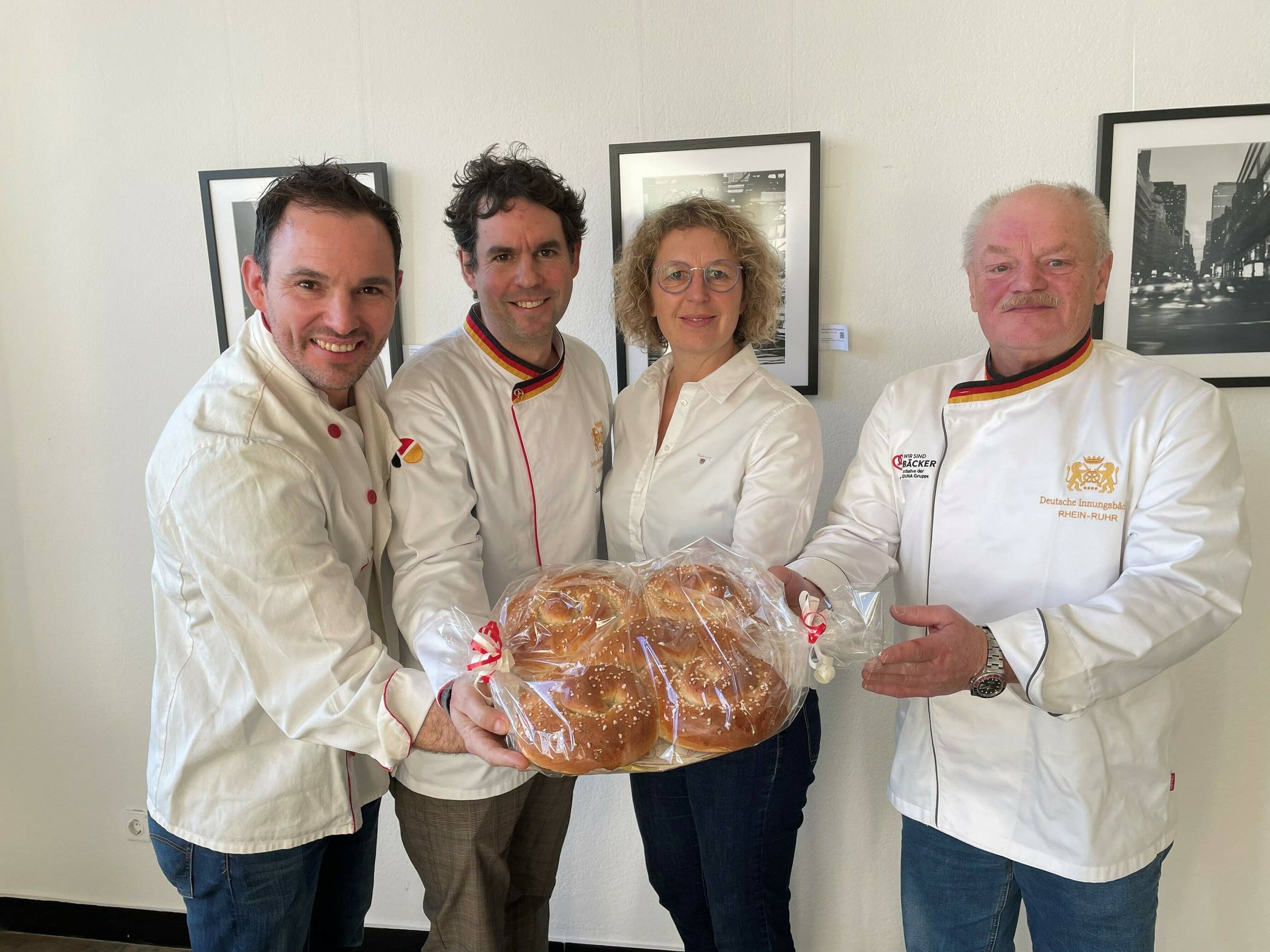 Matthias Bär (l.), Johannes Dackweiler (2. v. l.) und Johann Johannisbauer überreichen Bürgermeisterin Sandra Pietschmann den süßen Neujahrsgruß. 