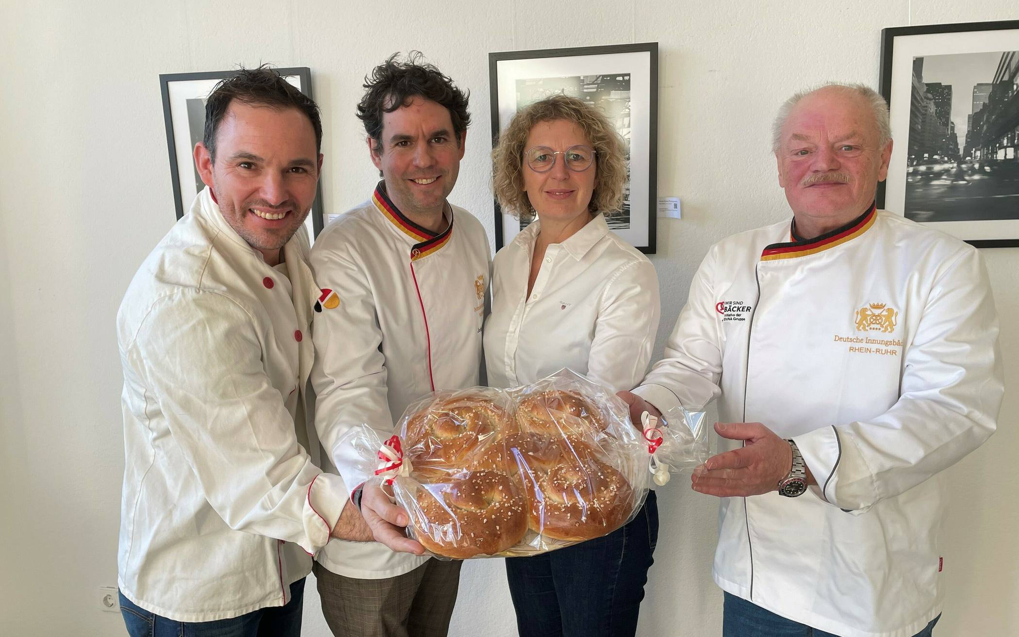 Matthias Bär (l.), Johannes Dackweiler (2. v. l.) und Johann Johannisbauer überreichen Bürgermeisterin Sandra Pietschmann den süßen Neujahrsgruß. 