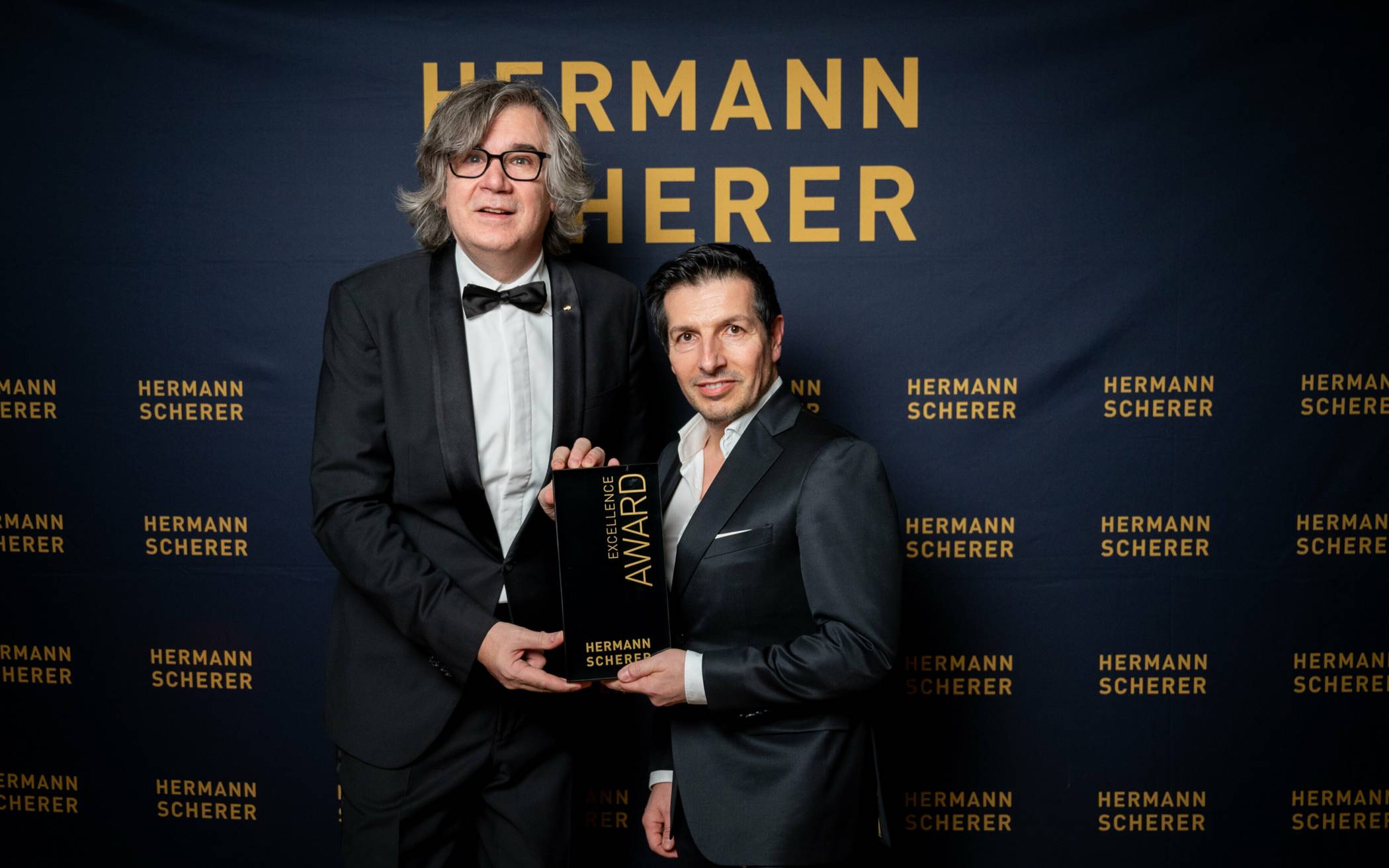 Hermann Scherer (li.) überreicht Nick Dask den Excellence Award.