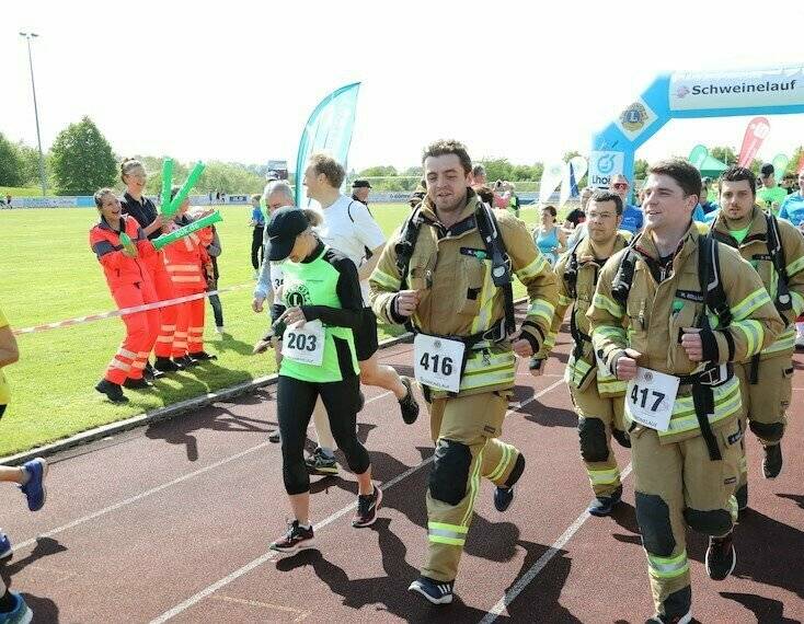 Harte Jungs: Mitglieder der Feuerwehr traten