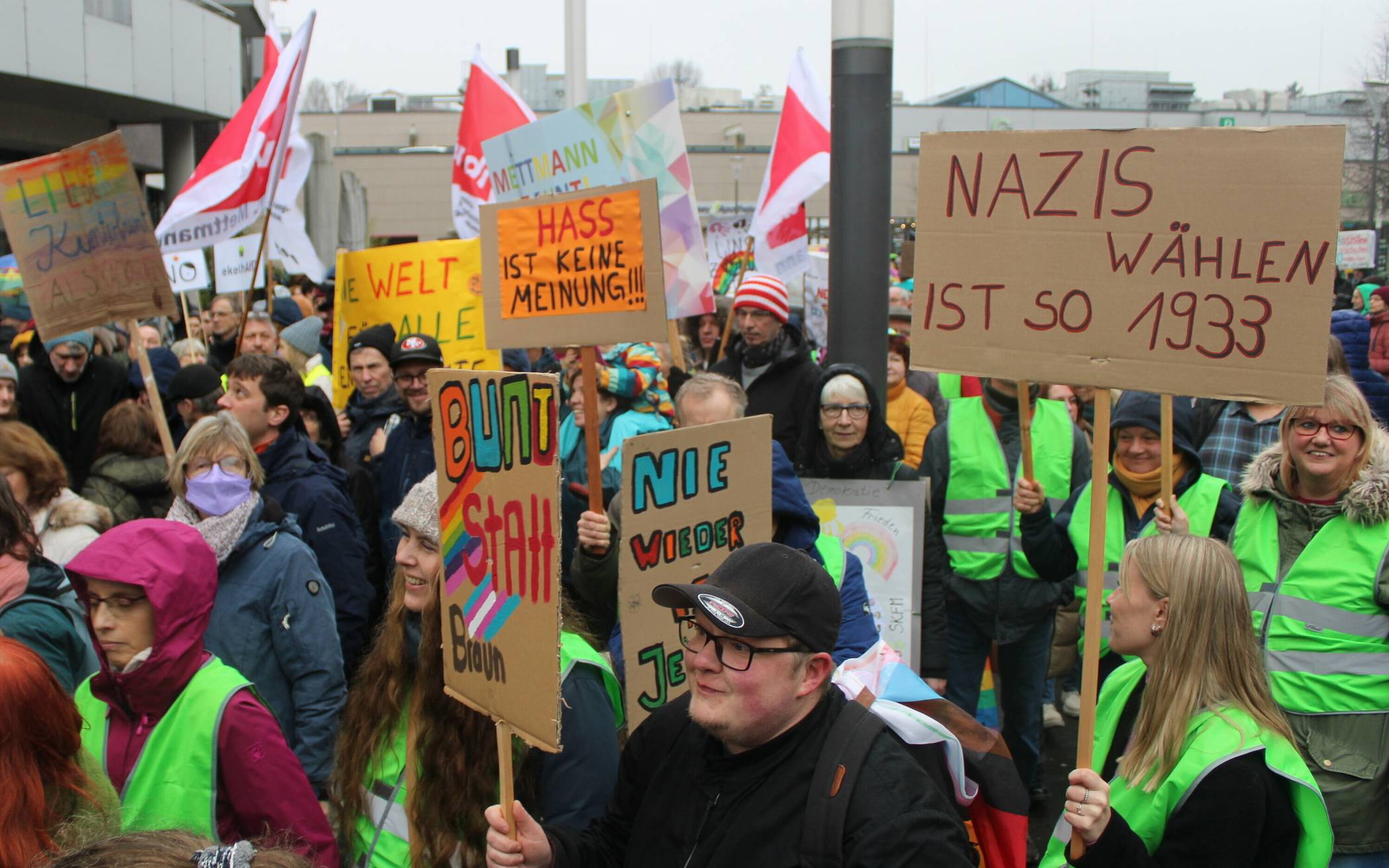 Auf dem Königshofplatz hielten die Teilnehmer der Demonstration Schilder in die Höhe und lauschten den Kundgebungen der Initiatoren. 