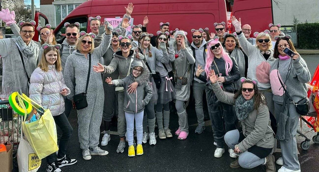 Die Mäusegruppe verteilte  neben Spielzeug, Süßigkeiten