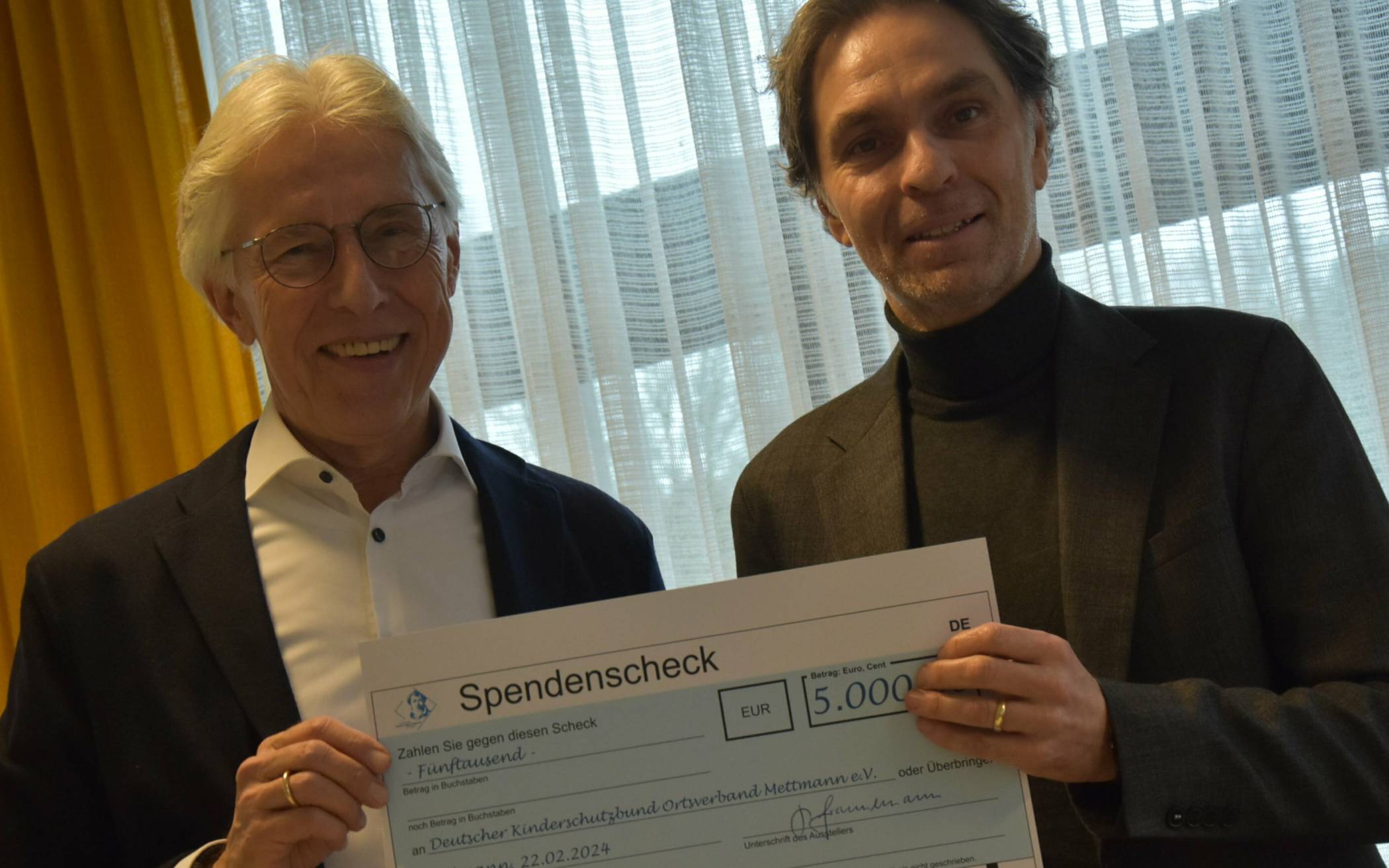 Dr. Jürgen Winkler vom Kinderschutzbund Mettmann (links) und Hanno Grannemann bei der Spendenübergabe. 
