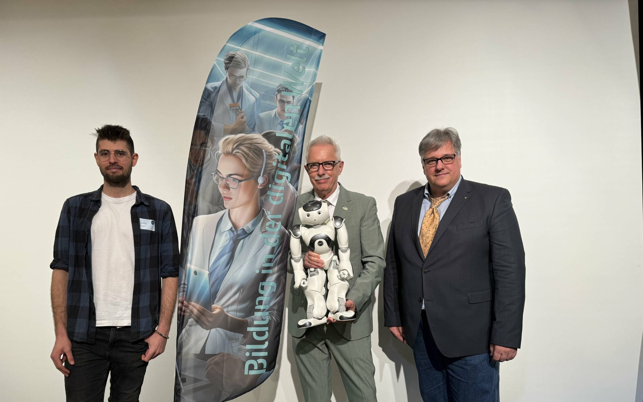  Keynote-Speaker Alexander Braun (Wissenschaftlicher Mitarbeiter am Max-Planck-Institut für intelligente Systeme in Tübingen) mit Landrat Thomas Hendele und Schulleiter Peter Schwafferts. 
