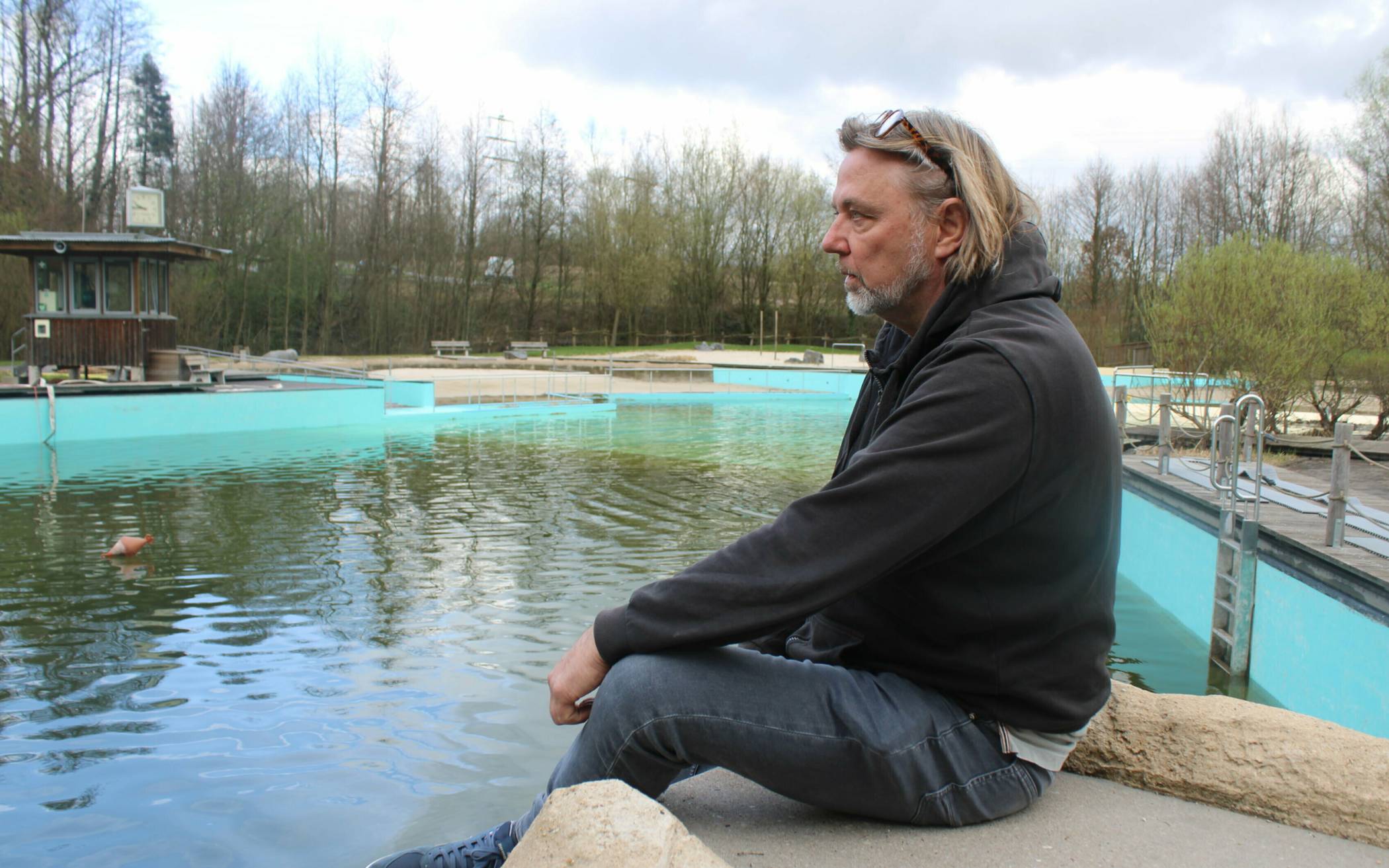  Frank Fitsch auf dem Sprungbrett über dem bislang nur teilweise gereinigten Becken. Er ist seit 46 Jahren bei der Stadt beschäftigt, hat das Naturfreibad mit aufgebaut und jahrelang für den Betrieb verantwortlich gezeichnet. Der Abschied wird ihm schwer fallen, das weiß er schon jetzt. 