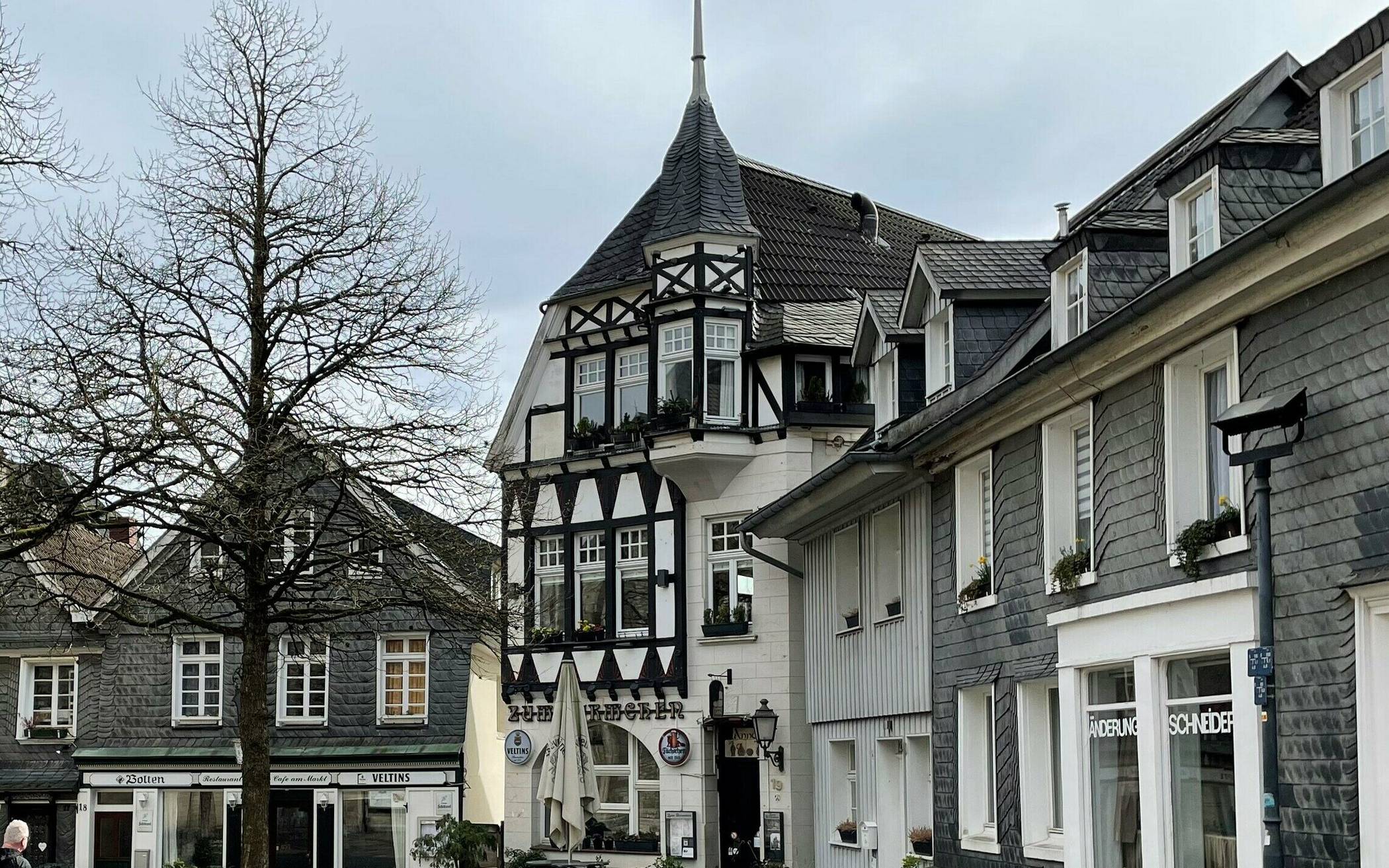 Das „Türmchen“ mit der neuen Türmchenspitze ist eines der schönsten Häuser am Markt.    