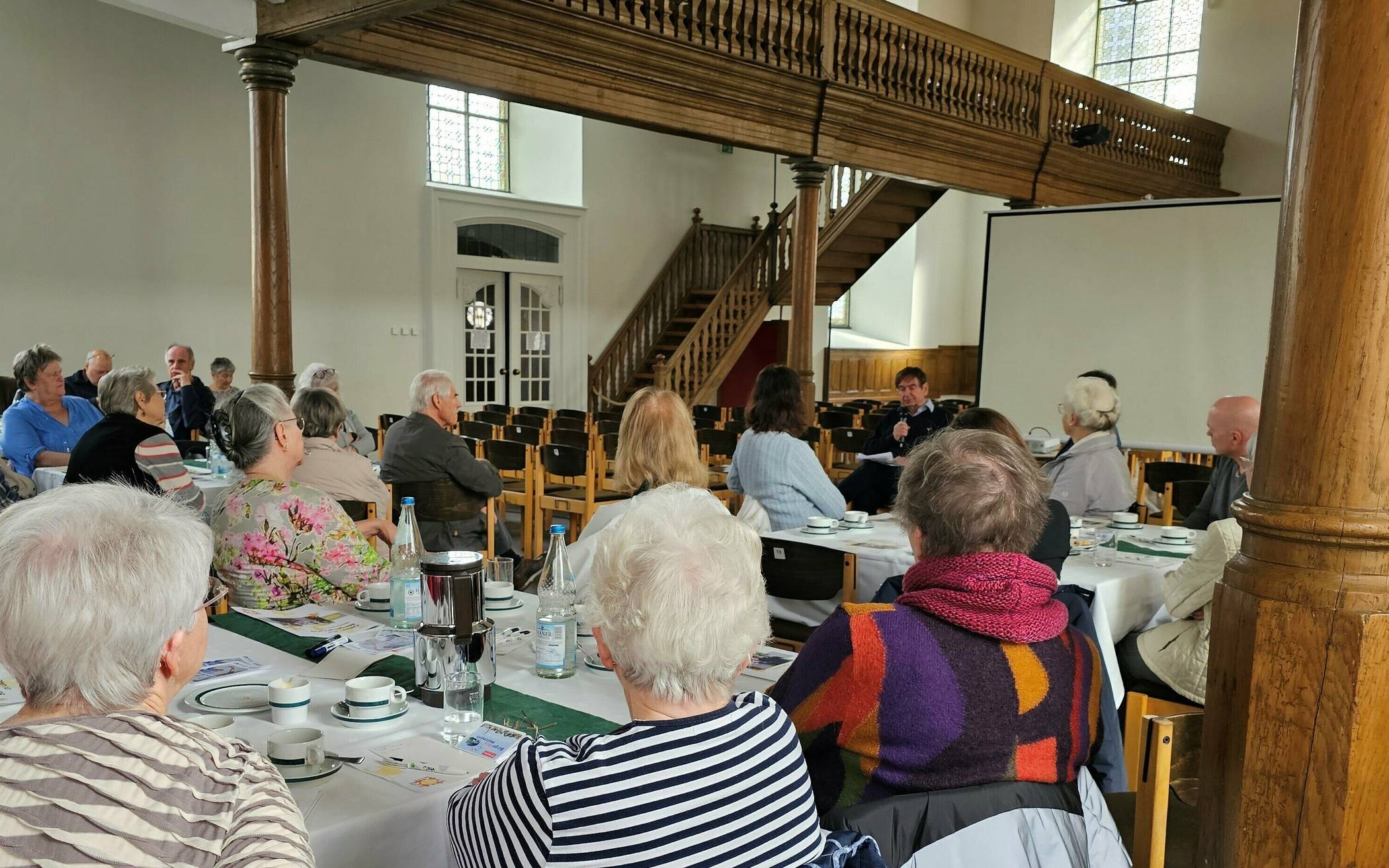 Die Besucherinnen und Besucher hören den