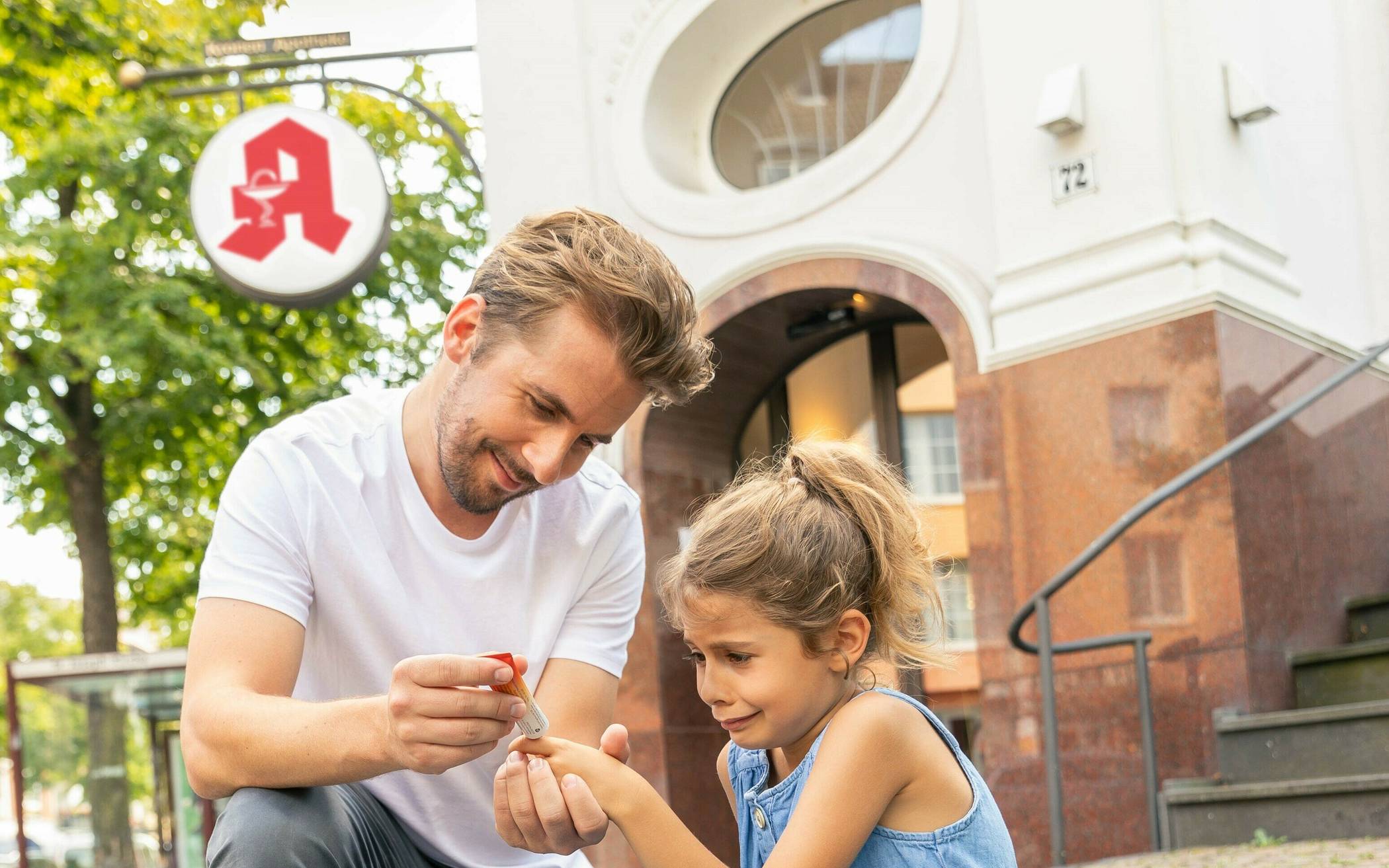  Hat eine Mücke zugestochen, hilft die richtige Salbe gegen Juckreiz und Schwellung. 