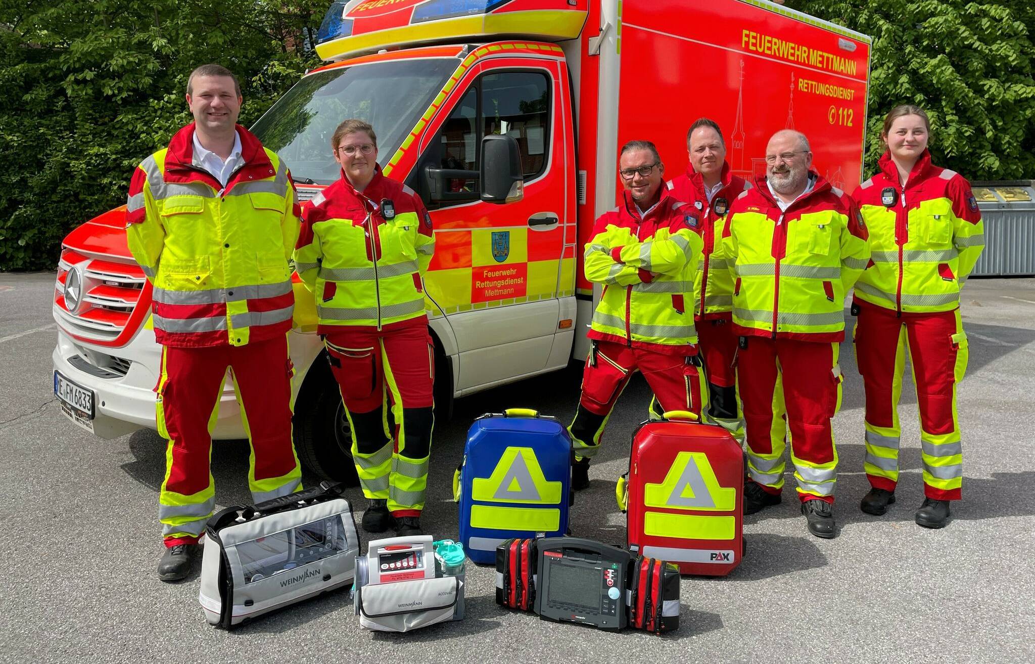  Michael Kowollik, Natalie Reiners, Marcin Litwinov, Dennis Nowak, Martin Müller und Lisa Thesing mit dem neuen Rettungswagen (v.li.). 