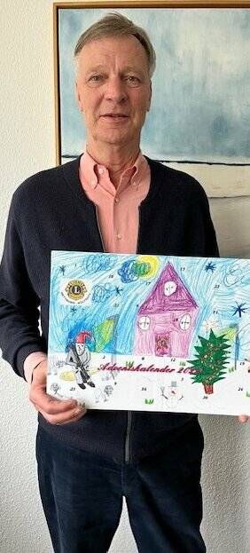 Jürgen Jülich mit einem der begehrten Lions-Adventskalender.   