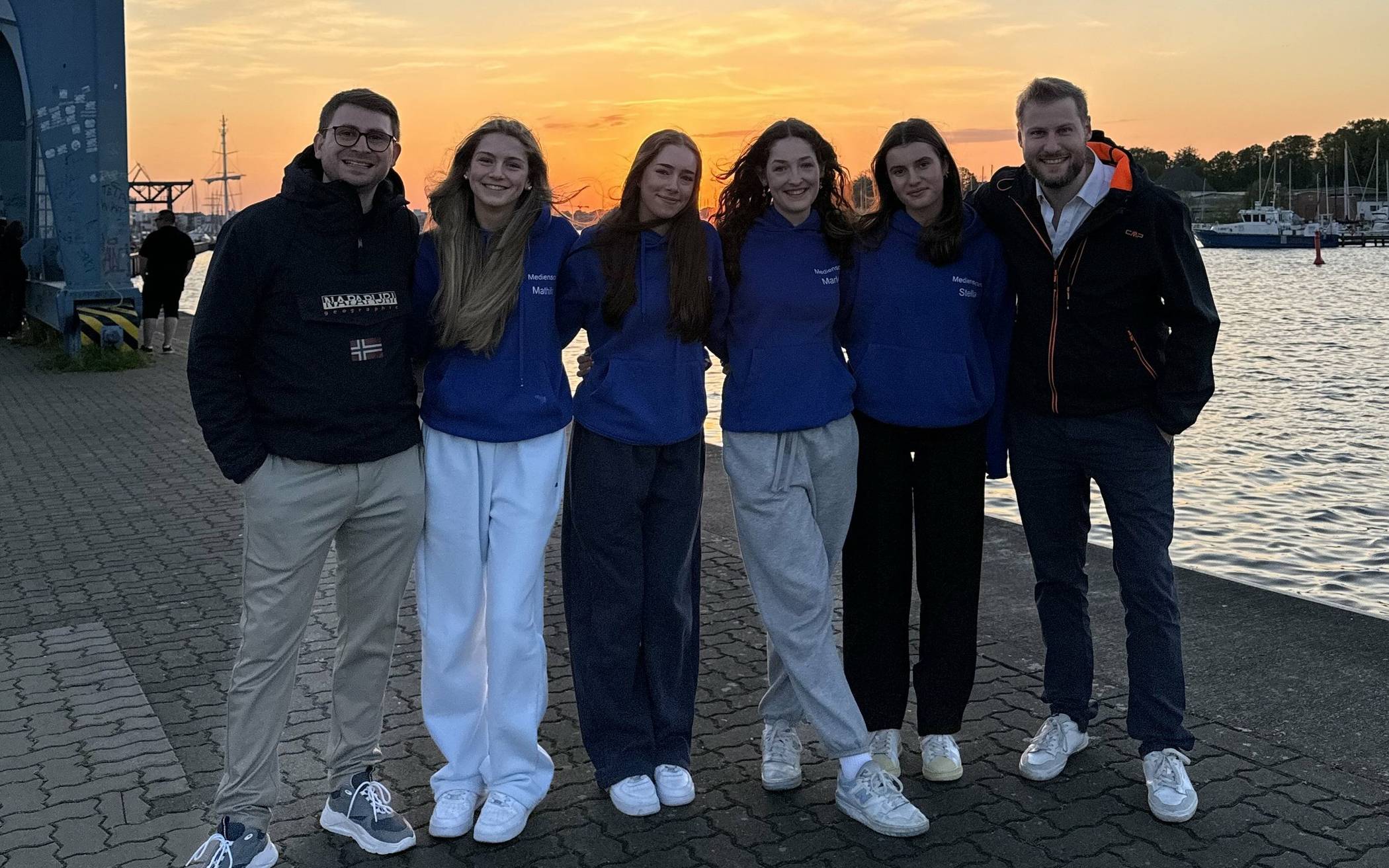  Stella, Mathilda, Anna, Marlene und Paula mit ihren Lehrern in Rostock. 