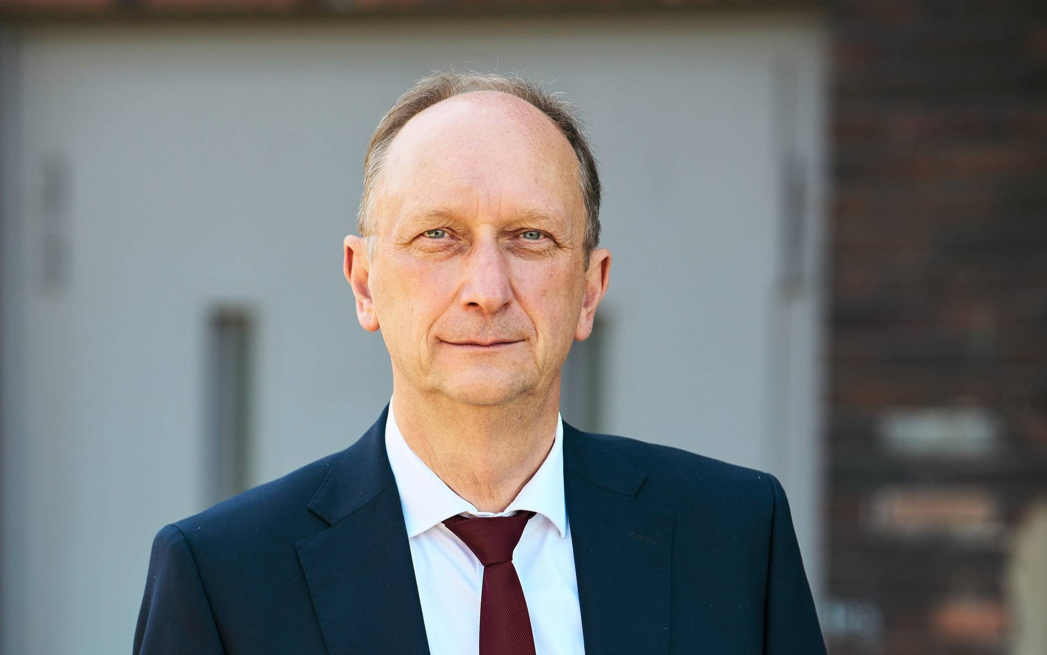  Dr. Klaus Wiener 