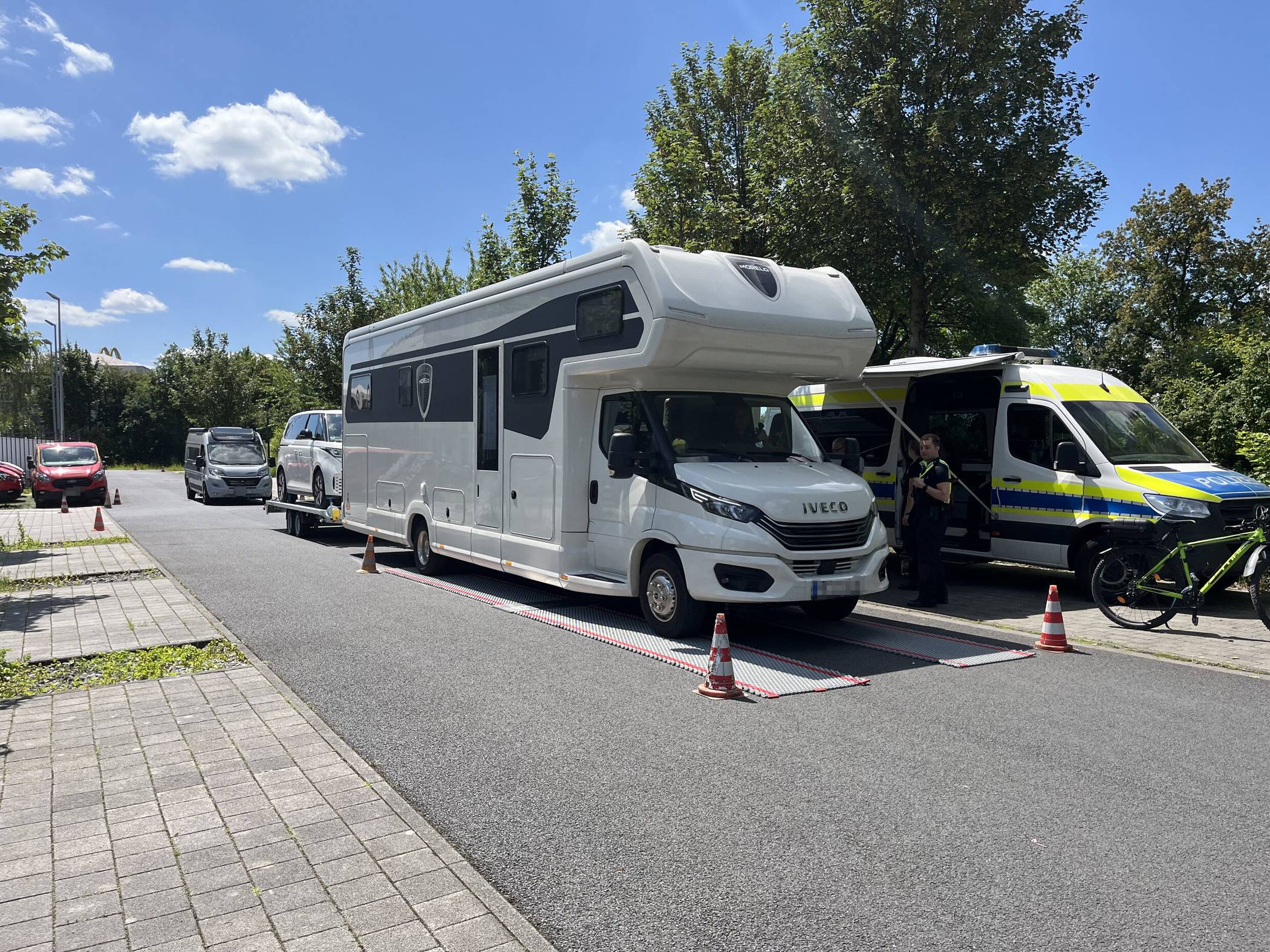  Zahlreiche Camper erschienen am Sonntag, 9. Juni, um ihr Wohnmobil oder Wohnwagen-Gespann auf der extra aufgebauten Achslastwaage wiegen zu lassen. 