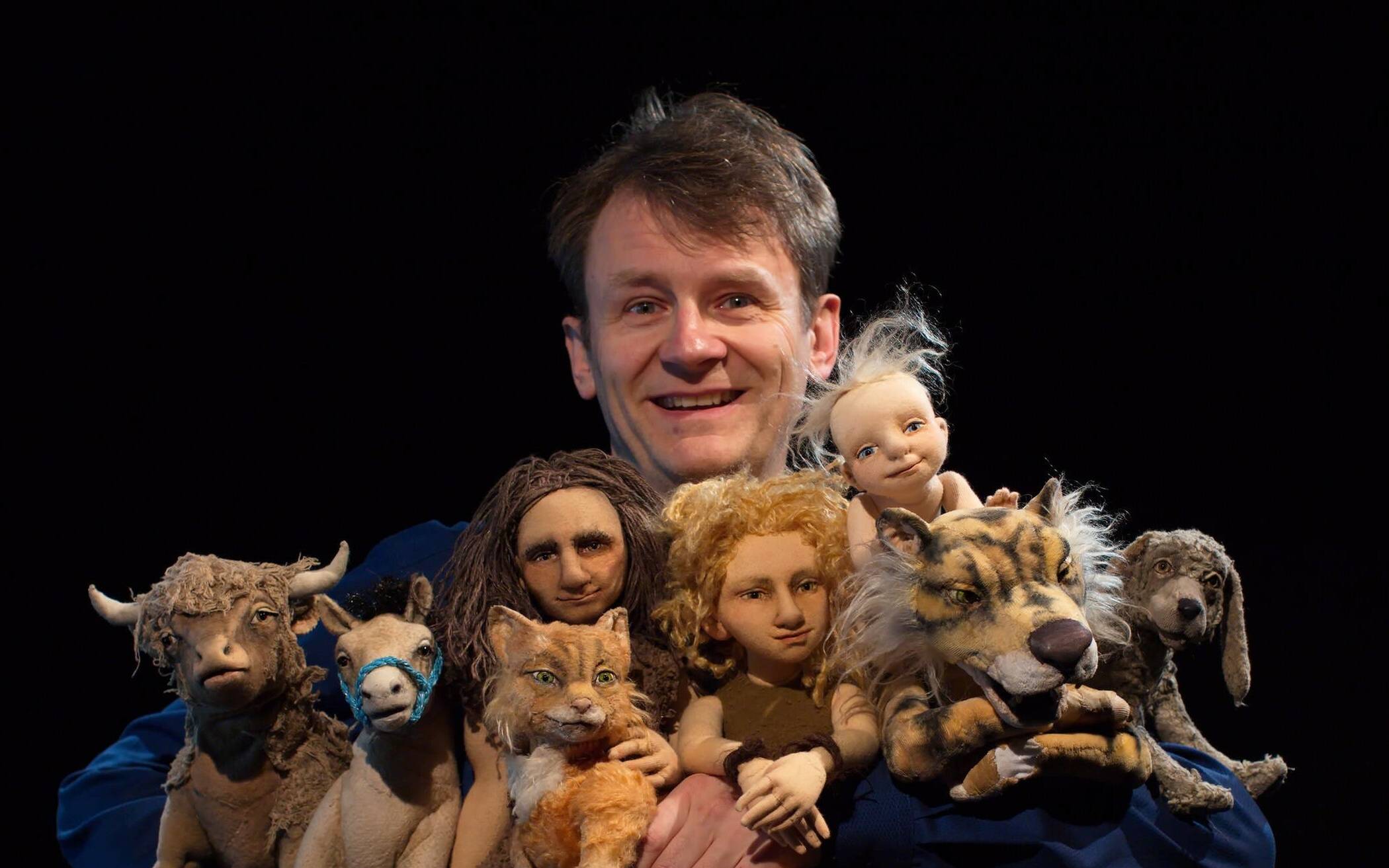 Puppenspieler Lutz Großmann mit seiner wilden Horde.   