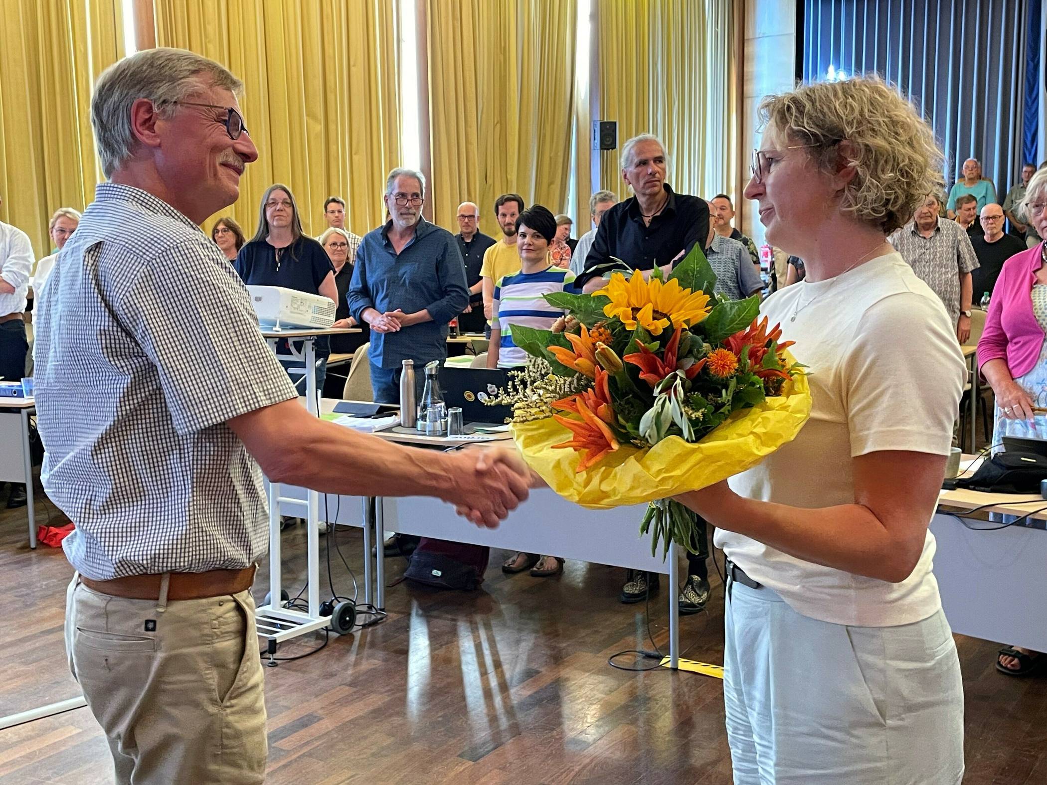 Bürgermeisterin Sandra Pietschmann dankte Jan Söffing für seine langjährige kommunalpolitische Arbeit und wünschte ihm für den politischen Ruhestand alles Gute.  