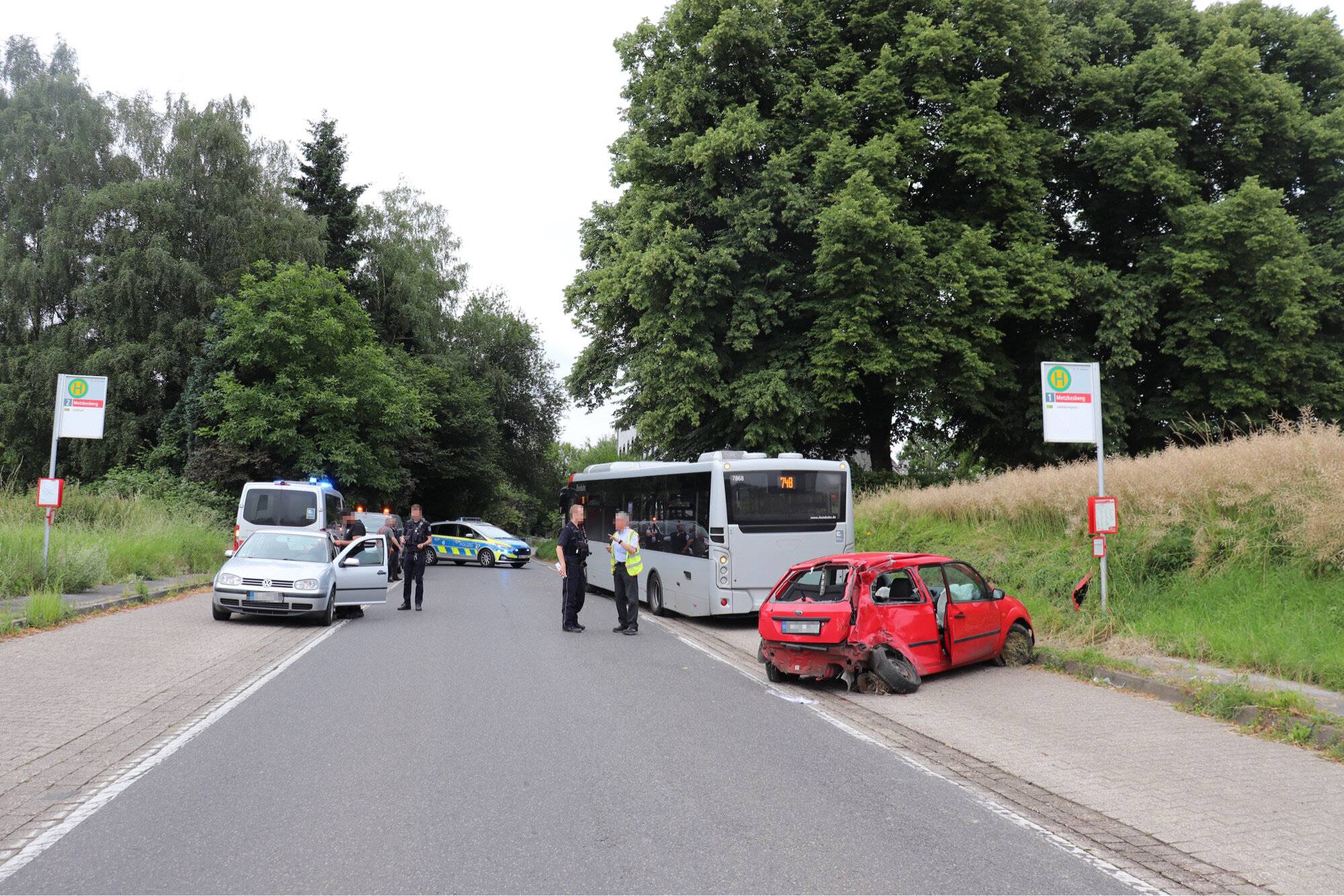  Ende eines verbotenen Autorennens?  Der Fahrer des Ford Fiesta wurde schwer verletzt. 