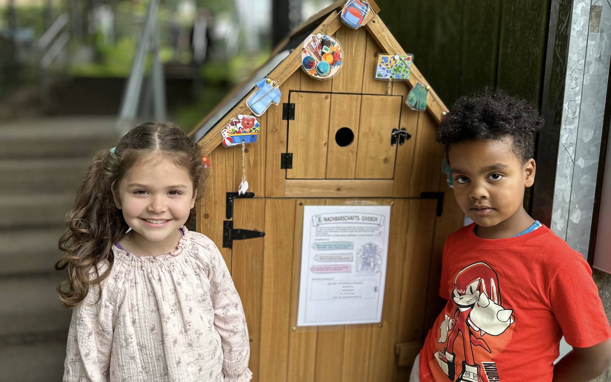 Jonna und Noh an der Nachbarschafts-Givebox.&#x21e5;Foto: