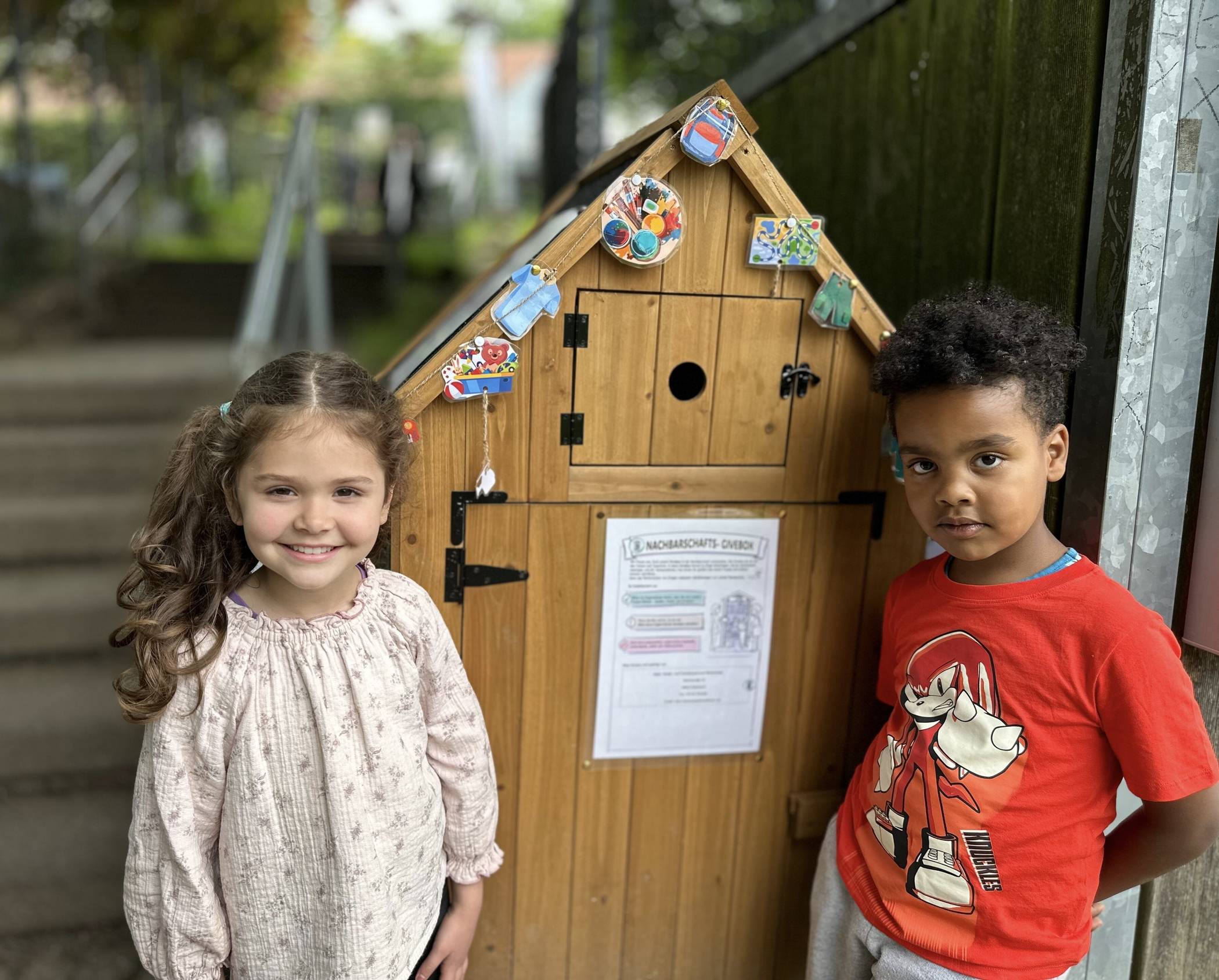  Jonna und Noh an der Nachbarschafts-Givebox. 