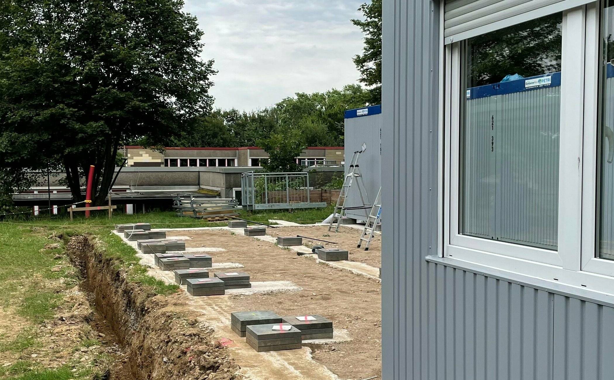 Auf der Wiese neben der Sporthalle wird der neue Gebäudekomplex mit zusätzlichen Klassen- und Mehrzweckräumen für die Otfried-Preußler-Schule aufgebaut.  