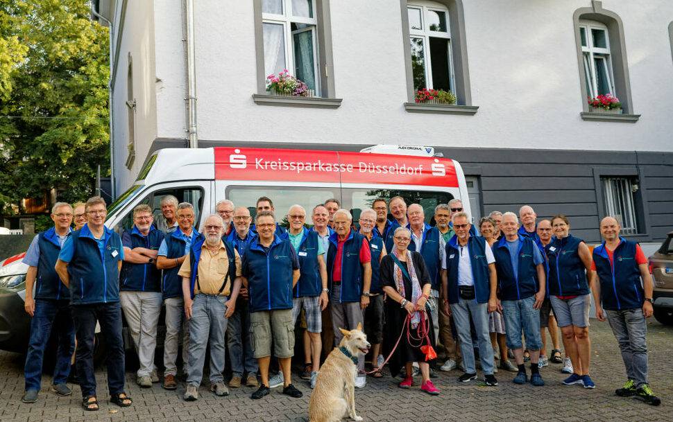  Derzeit steuern 43 Fahrerinnen und Fahrer den Bürgerbus durch Mettmann. Es reichen Führerschein Klasse 3 und ein kleiner Personenbeförderungsschein. Wer zum Team stoßen möchte, darf sich gerne beim Bürgerbusverein melden. 
