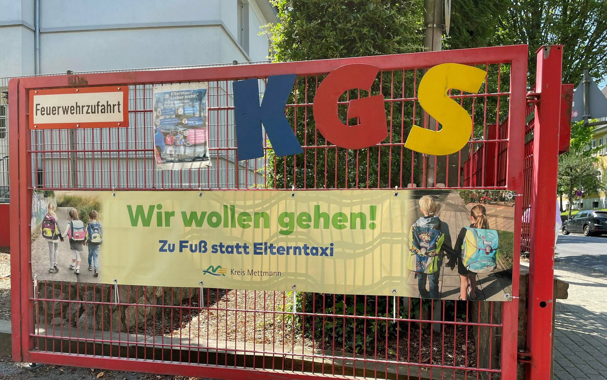 Am Eingangstor der Katholischen Grundschule hängt