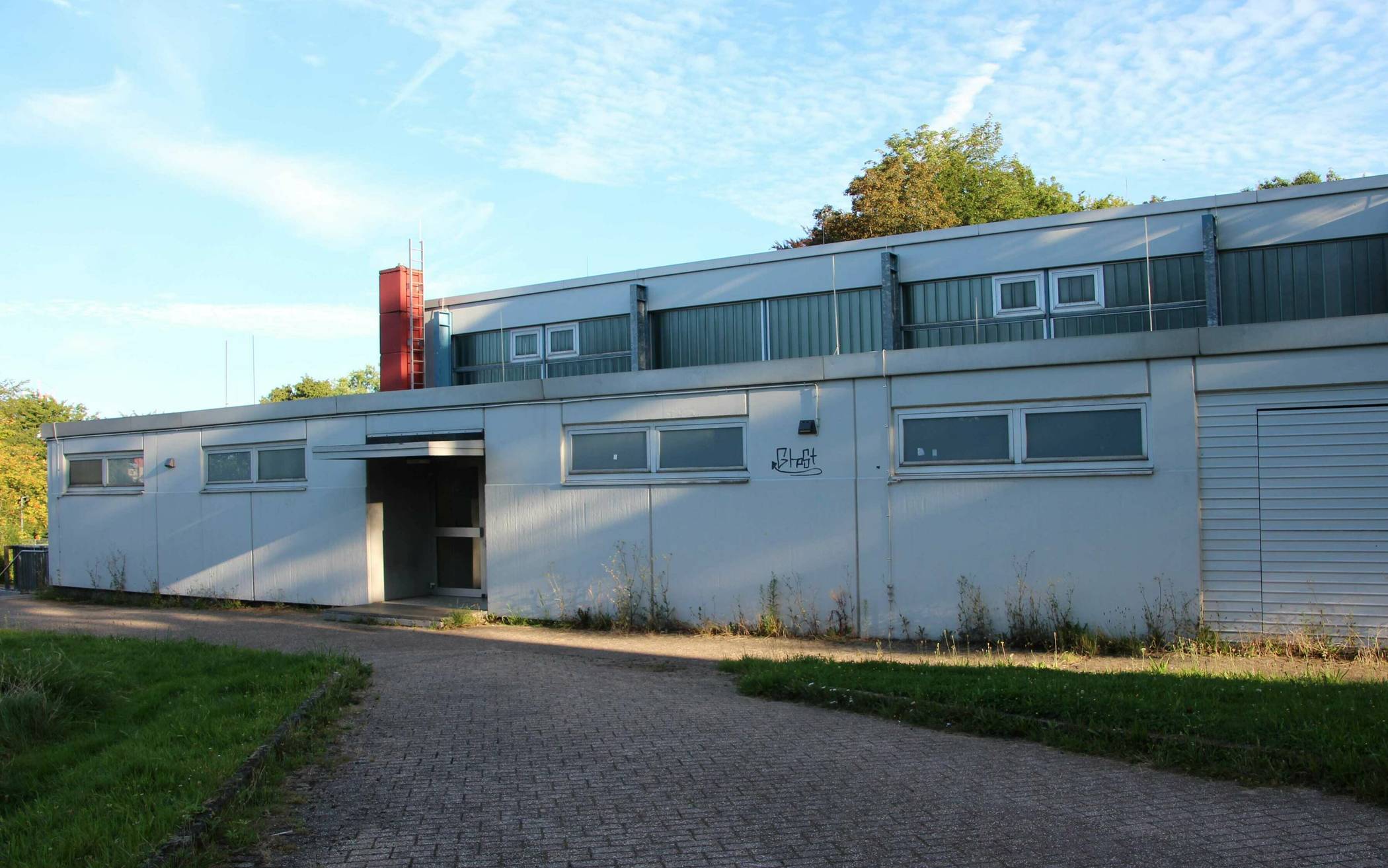 So sah die Turnhalle vor der Verschönerungsaktion aus.