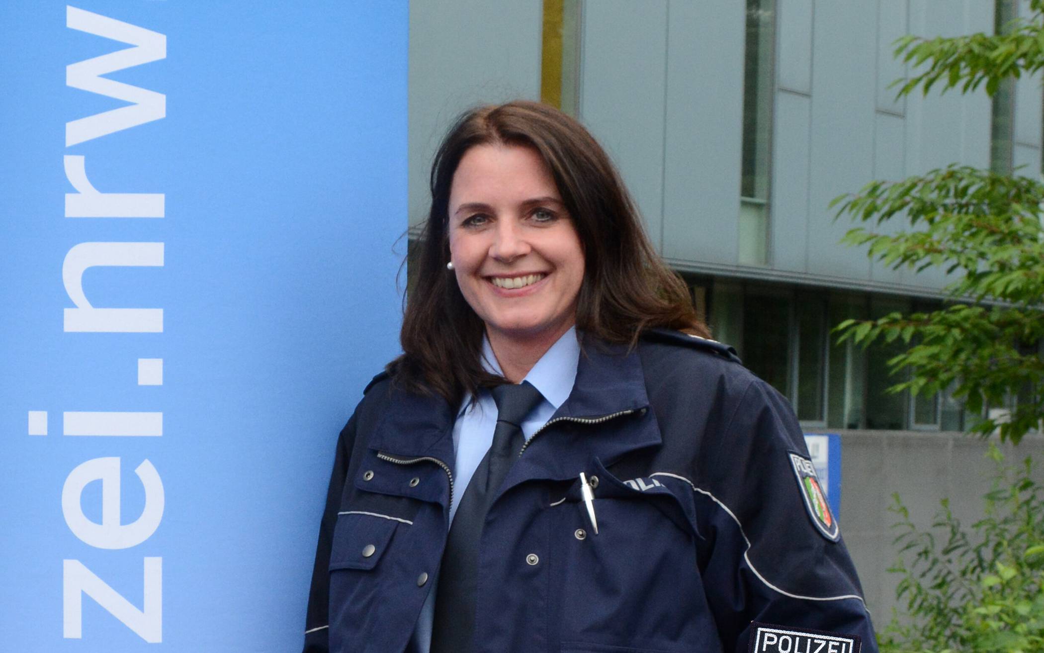 Symbolbild: Der Bewerbungsschluss für das Studium bei der Polizei NRW naht! Gerne berät sie unsere Personalwerberin, Polizeihauptkommissarin Nicole Rehmann, zu den Studienvoraussetzungen.