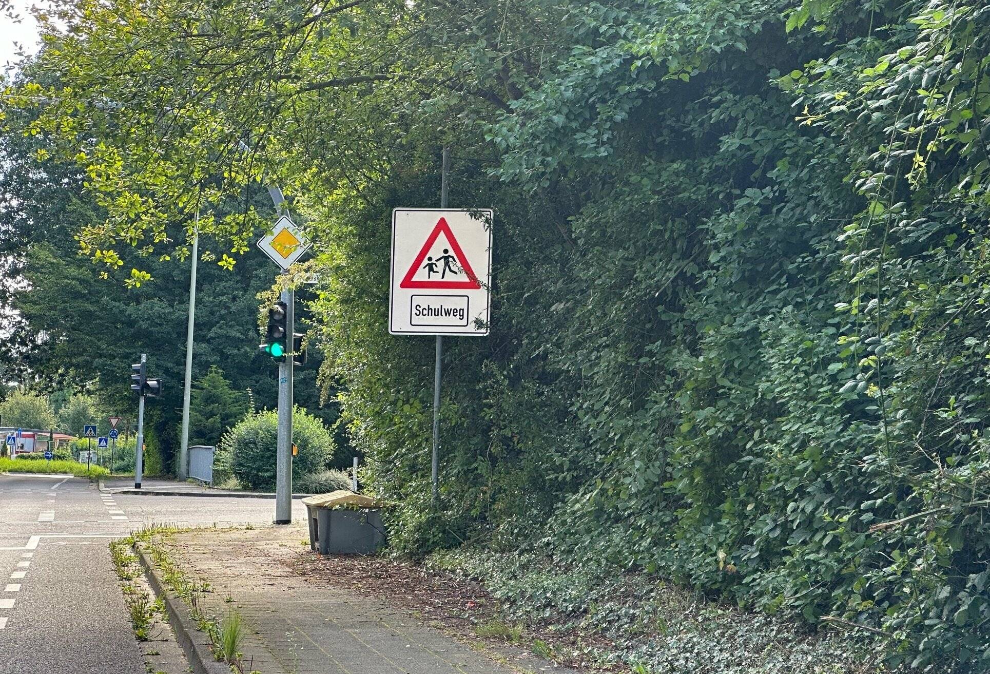  Große Schilder "Achtung Schulweg" sind an der Kreuzung Beethoven- / Gruitener Straße aufgestellt worden. 