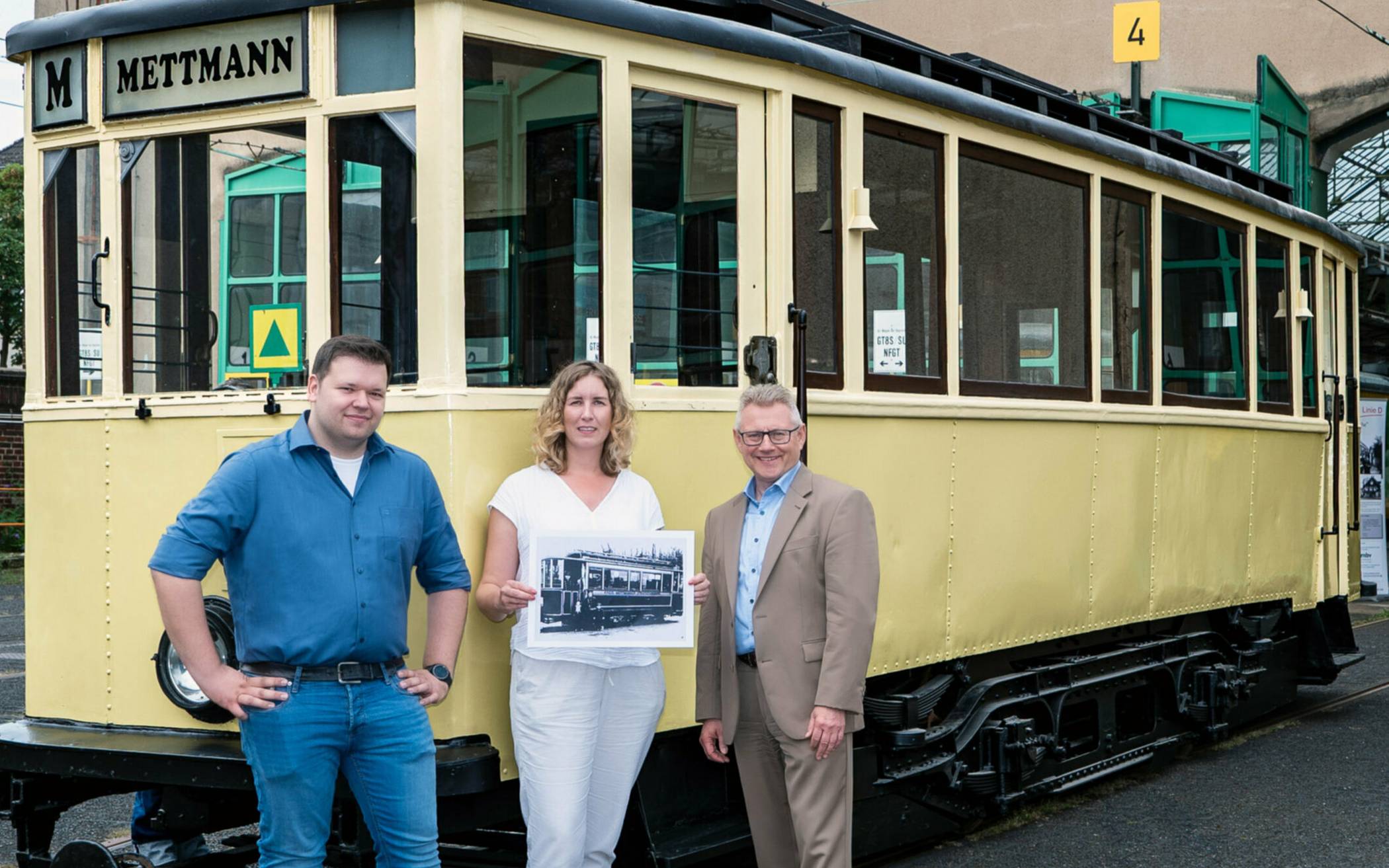   Begrüßten die Oldiebahn aus Mettmann an ihrem neuen Standort im historischen Betriebshof Am Steinberg (v. l.): Julian Zimmermann (Vorstand „Linie D“), Dr. Yasmin Renges (Stadtkonservatorin Mettmann) und Michael Richarz (Vorstand Rheinbahn).  