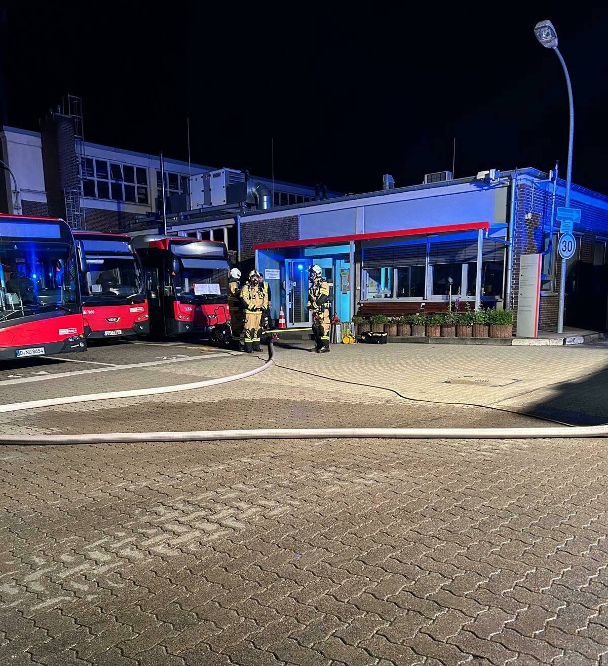 Ein Kurzschluss in einem Traforaum sorgt für einen Großeinsatz der Feuerwehr Mettmann