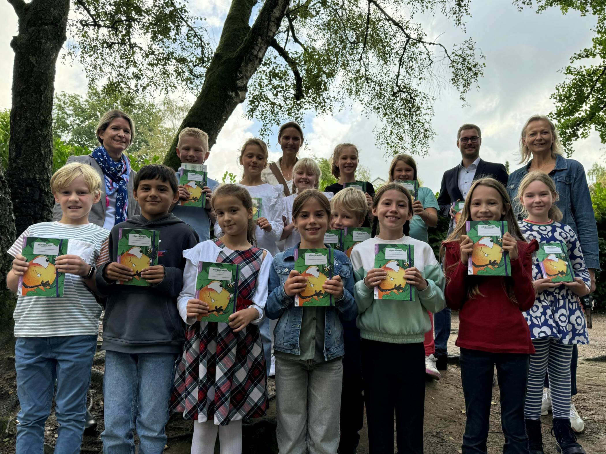 Die Kinder der Don Bosco Grundschule in Haan mit (hinten, v.l.) Meike Datené-Habrichs (kommissarische Schulleitung), Bürgermeisterin Dr. Bettina Warnecke, Dr. Sebastian Kock (Leitung Stabsstelle Klimaschutz) und Elisabeth Schmitz (kommissarische stellvertretende Schulleitung).