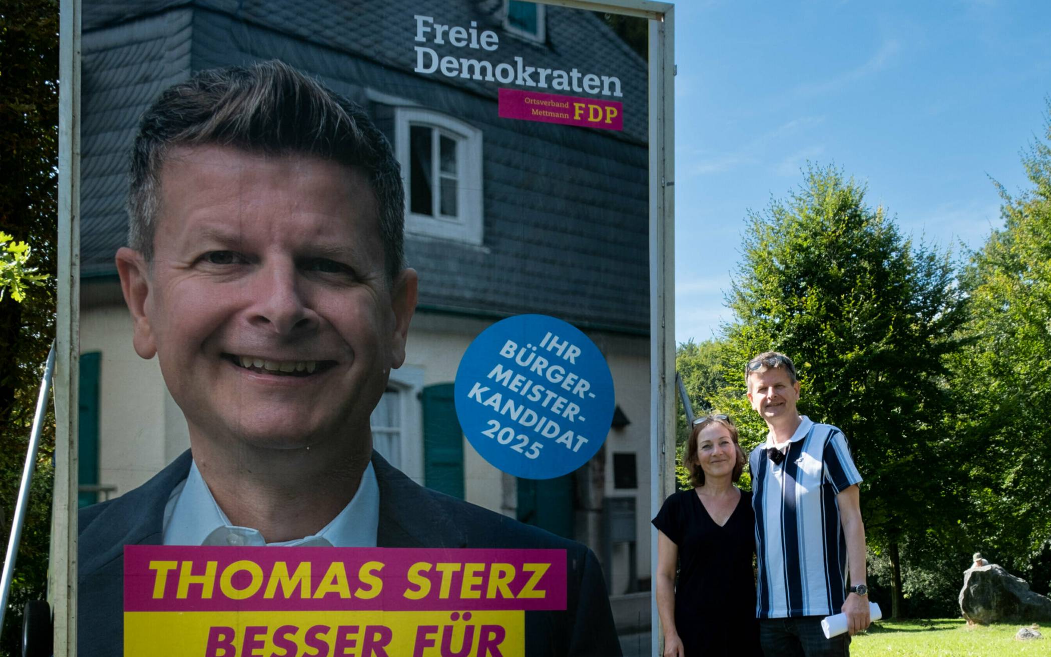 Thomas Sterz überdimensional auf dem Wahlplakat und real mit der FDP-Ortsverbandsvorsitzenden Andrea Metz.