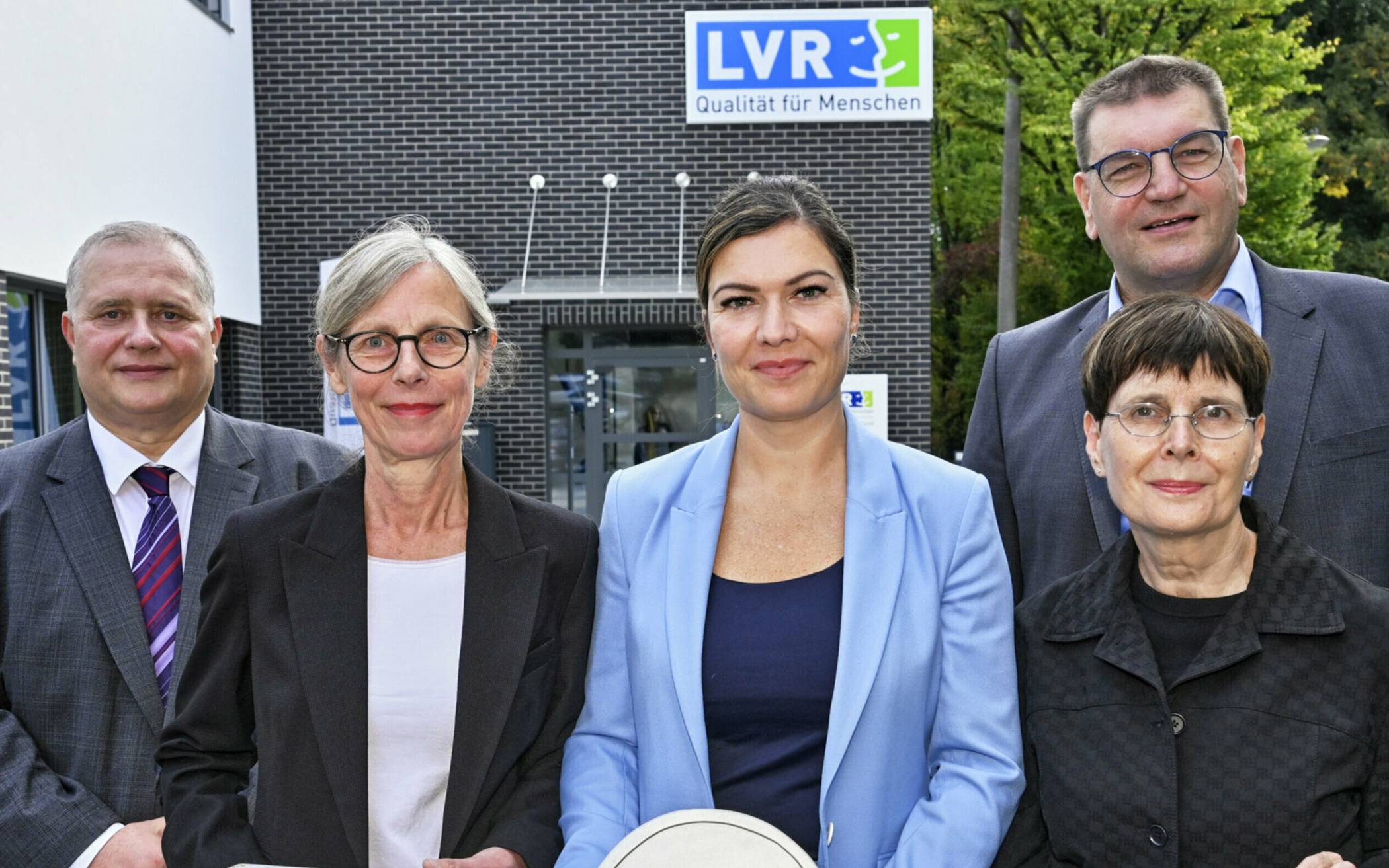  In Mettmann wurde das Behandlungszentrum für seelische Gesundheit eröffnet, von links: Marcus Kowalczyk, Sozialdezernent des Kreises Mettmann, Prof. Dr. Birgit Janssen, 1. Direktorin der gesamten Klinik, Jessica Llerandi Pulido, Geschäftsführerin des Evang. Krankenhauses, Martina Wenuzel-Jankowski, LVR-Dezernentin für den Klinikverband und Verbund Heilpädagogischer Hilfen, Stefan Thewes, Kaufmännischer Direktor + Vorstandsvorsitzender. 