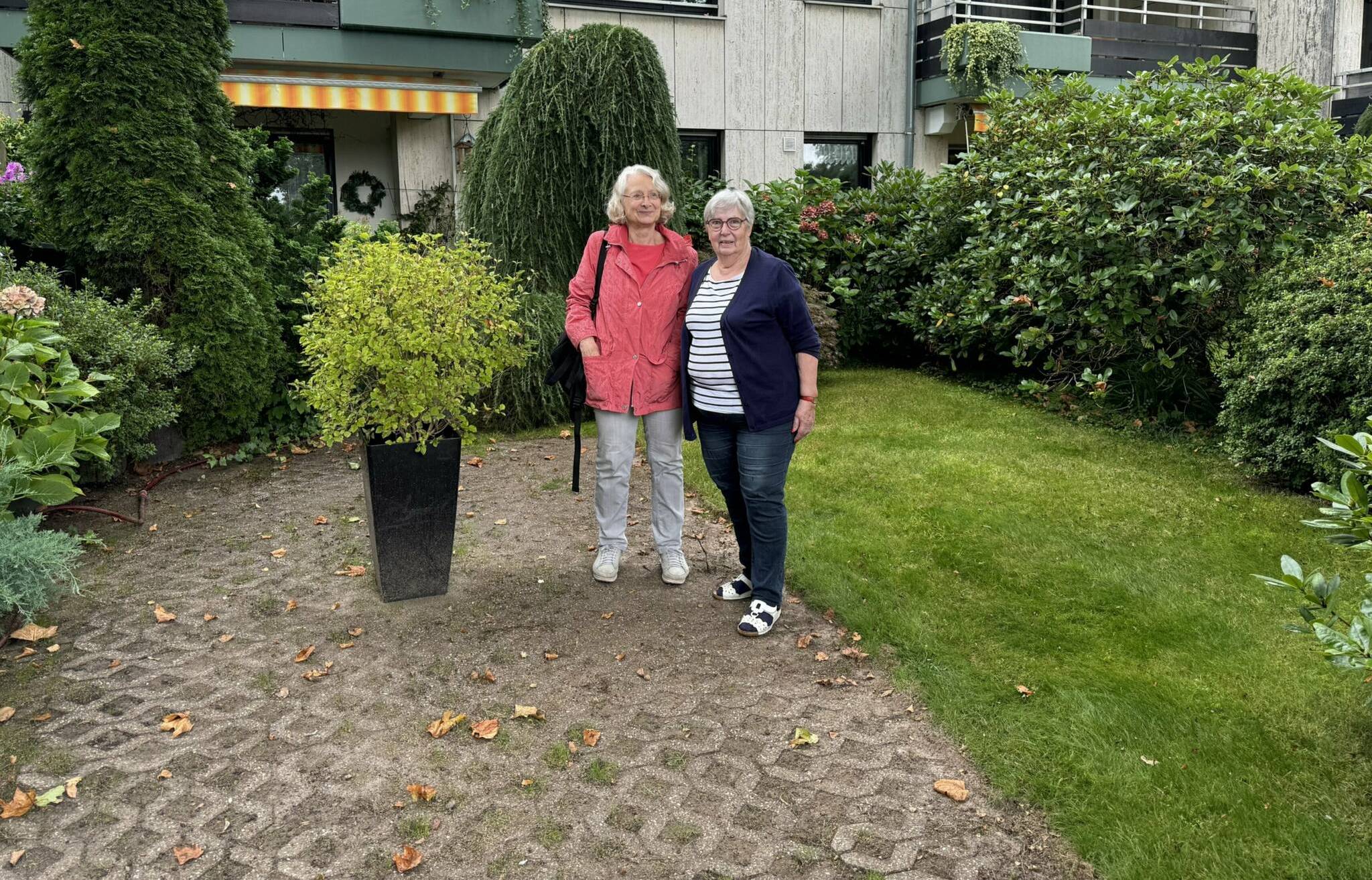 Erika Hermann (li.) in ihrem verschandelten