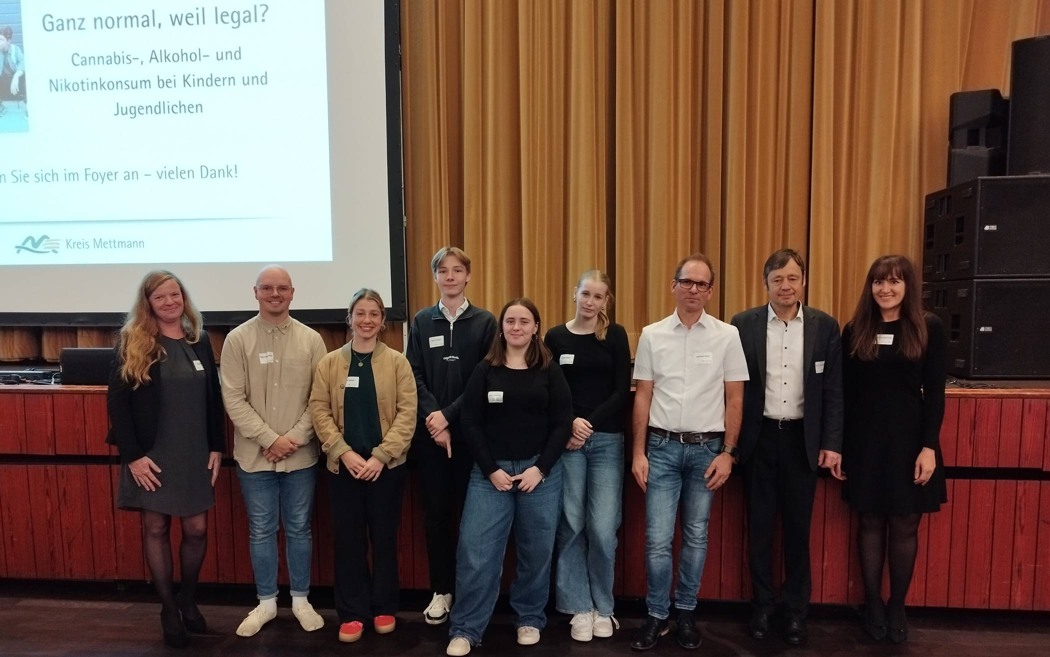 Die Referentinnen und Referenten des Fachtags (von links): Heike Langl (Gesundheits- und Sozialdezernat des Kreises Mettmann), Lehrer Alexander Hippler, Lehrerin Lea Satzky, die Schüler Paul Stricker, Marie-Sophie Schreiber und Anna Gajda, Norman Raulf (Diakonie), Dr. Volker Reissner und Dr. Ruzica Susenburger (Leiterin des Kreisgesundheitsamtes).