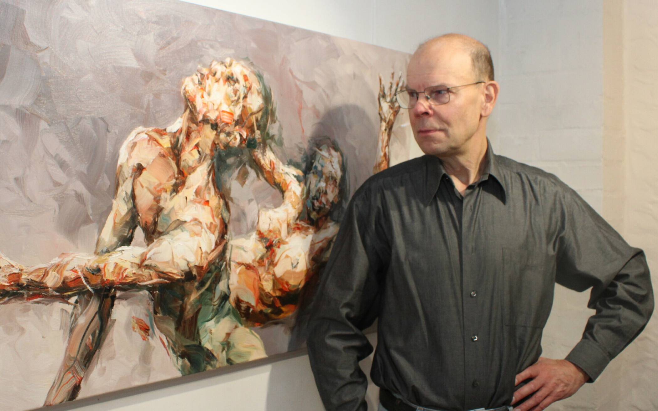  Eberhard Bitter vor einer seiner großformatigen Bewegungsstudien im Kunsthaus Mettmann. 