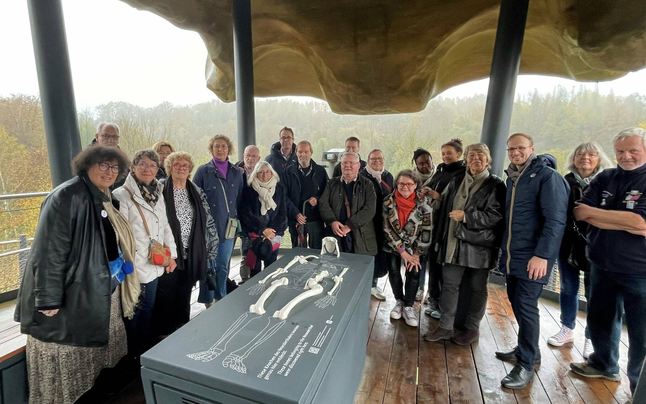 Auf den Spuren unserer Vorfahren im Neandertal: Besuch des Erlebnisturms an der Neandertaler-Fundstelle. 
